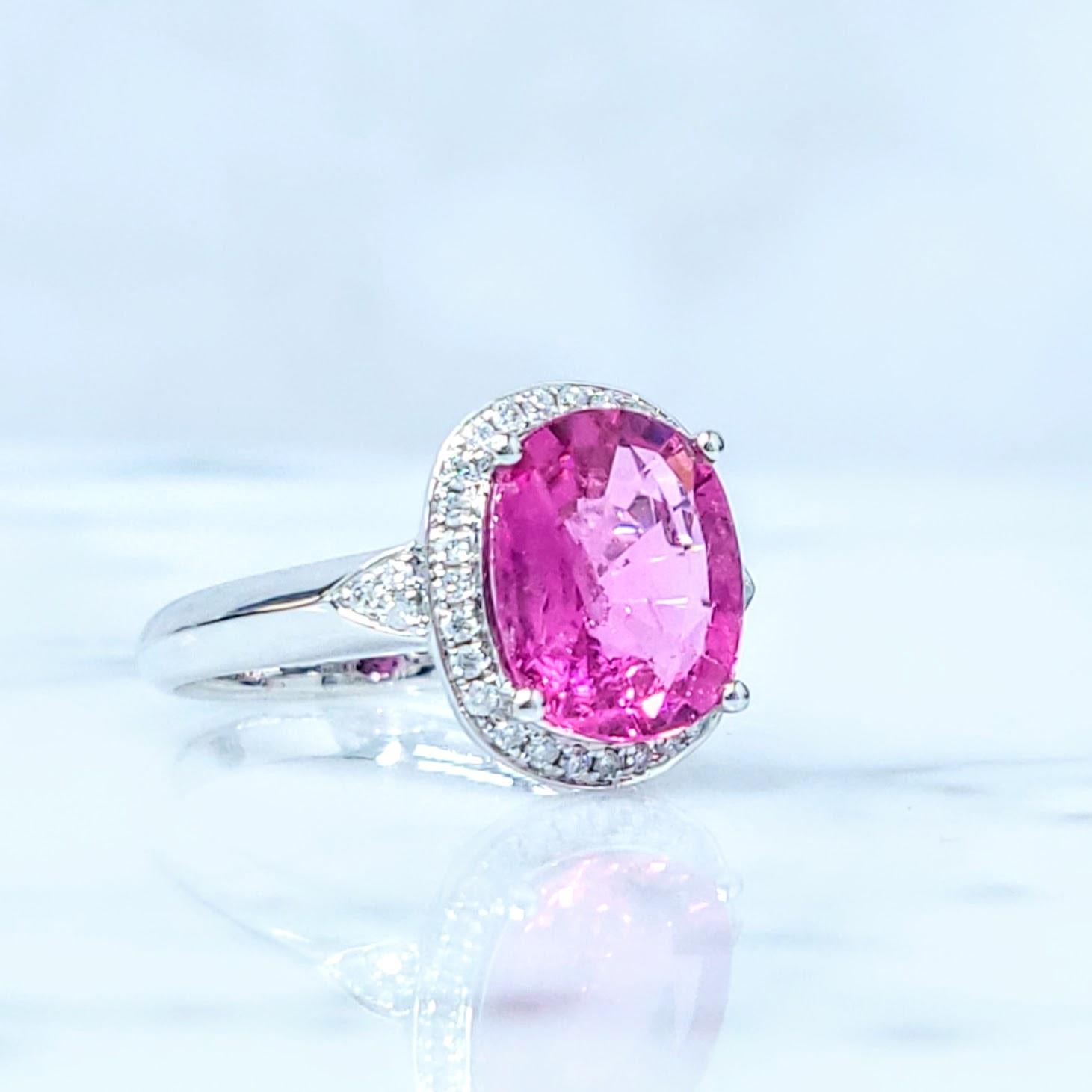 Anello con rubellite rosa e diamanti certificato IGI da 2,94 carati in oro bianco 18 carati in vendita 5