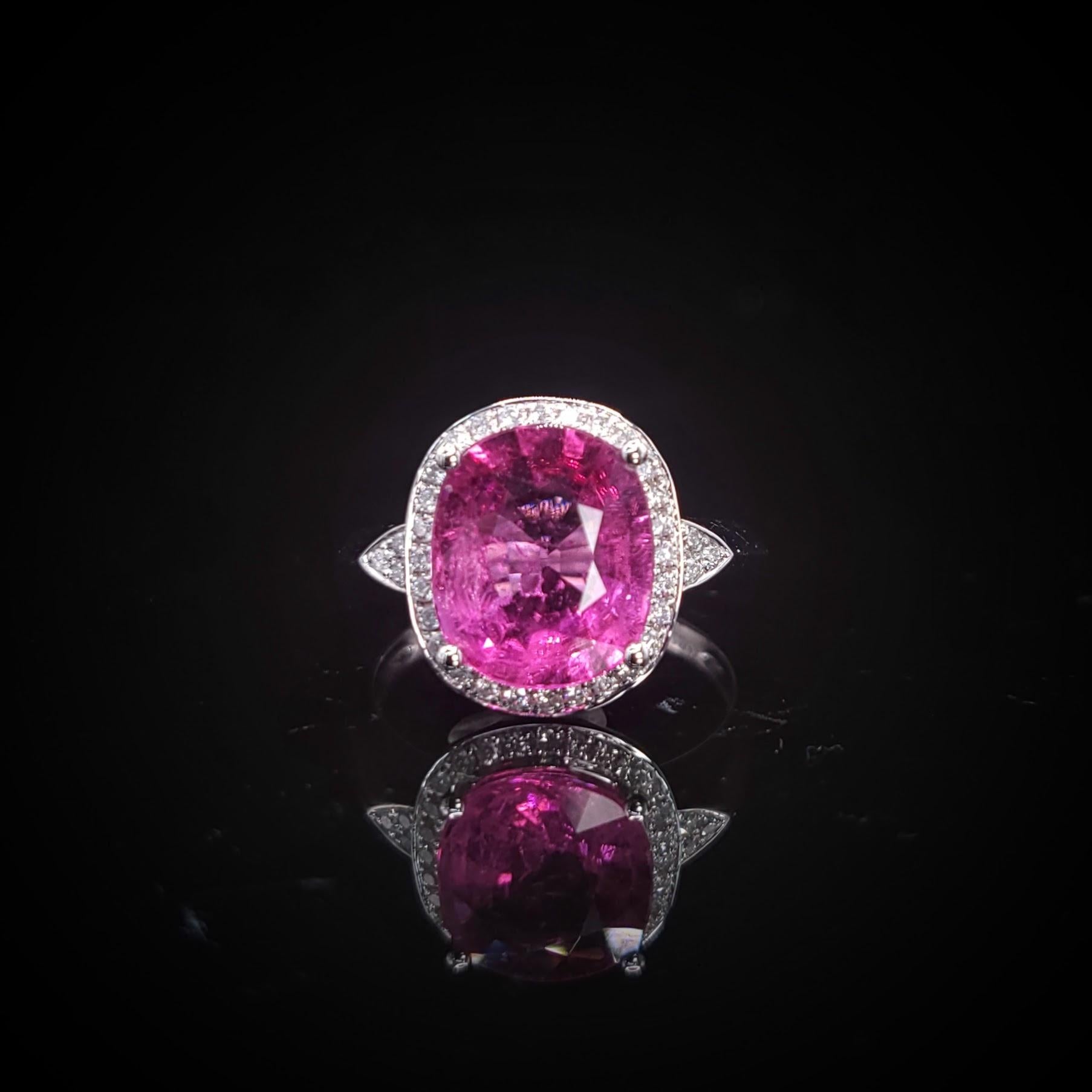 Anello con rubellite rosa e diamanti certificato IGI da 2,94 carati in oro bianco 18 carati in vendita 6