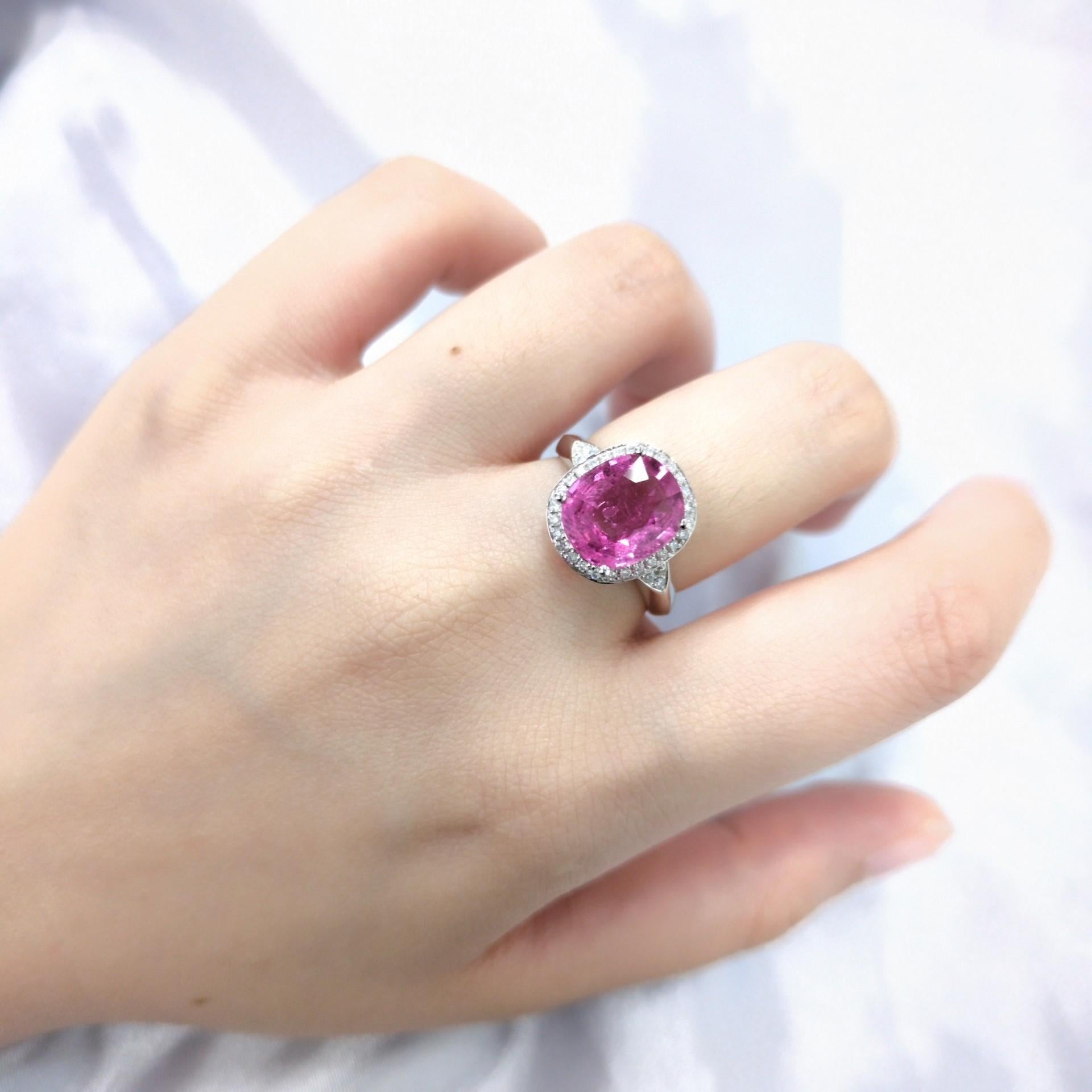 Ti presentiamo un anello mozzafiato certificato IGI, un pezzo di lusso con un peso totale stimato di 3,12 carati, magistralmente realizzato in elegante oro bianco 18 carati. Questo anello è una vibrante dichiarazione di eleganza contemporanea, con