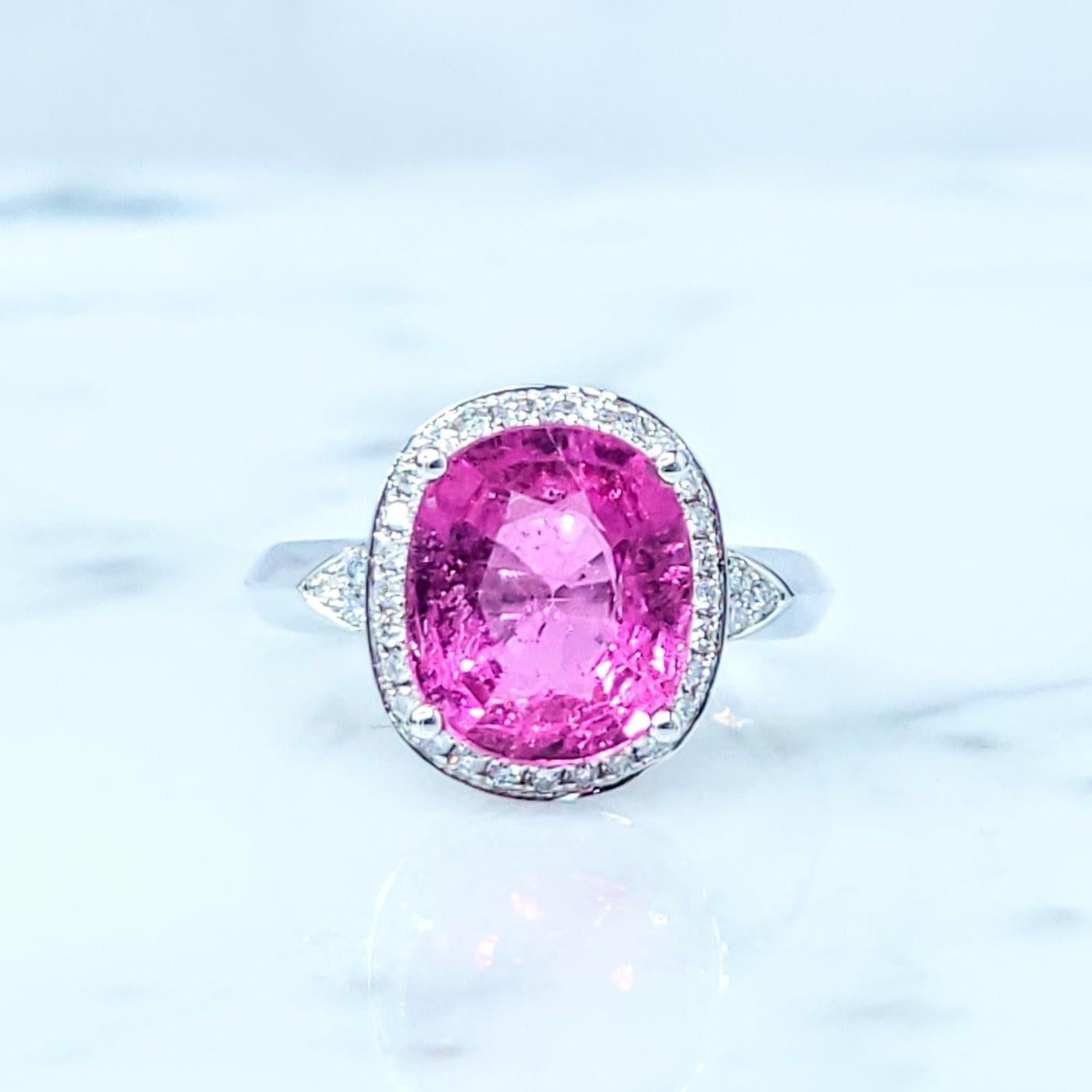 Taglio ovale Anello con rubellite rosa e diamanti certificato IGI da 2,94 carati in oro bianco 18 carati in vendita