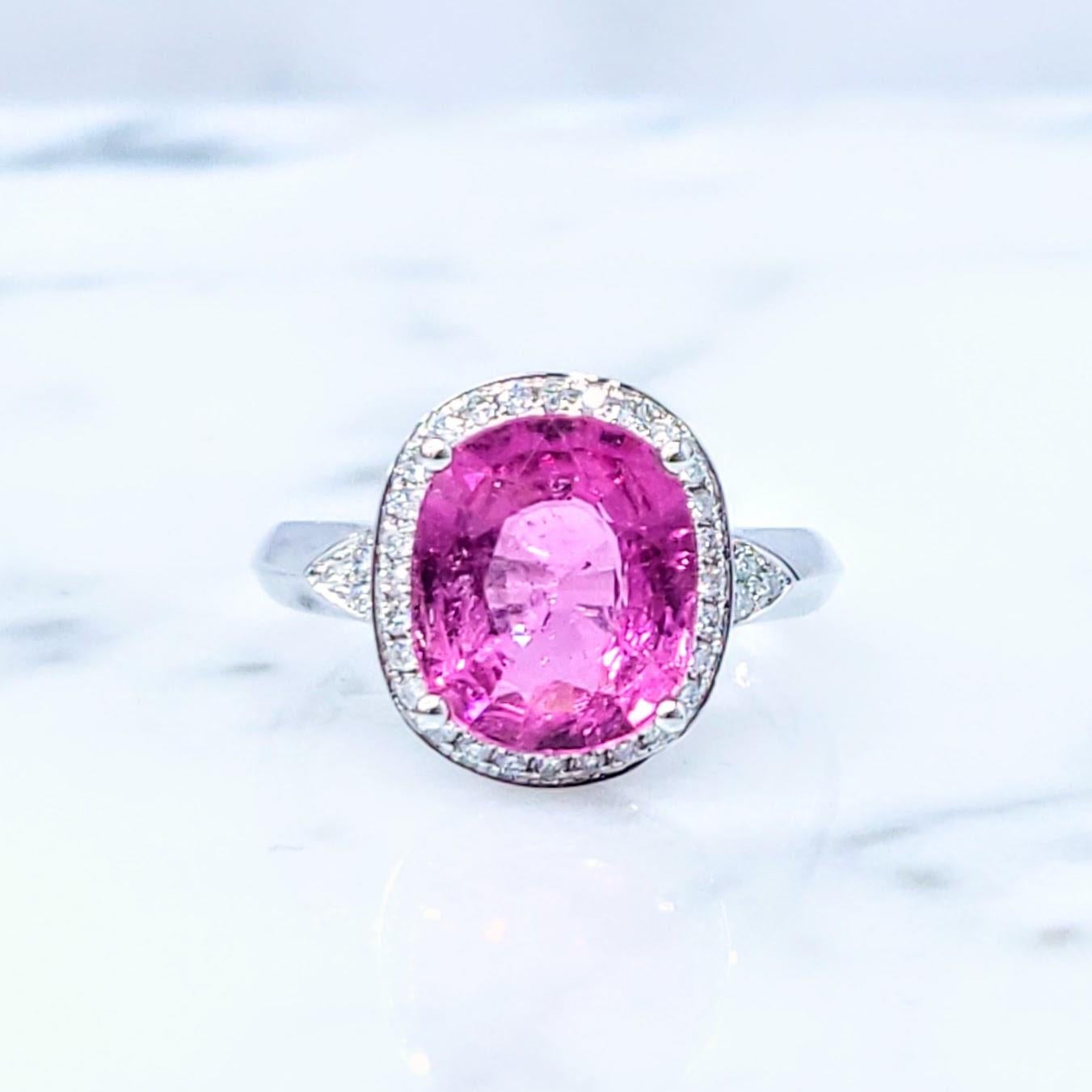 Anello con rubellite rosa e diamanti certificato IGI da 2,94 carati in oro bianco 18 carati In condizioni Nuovo in vendita a KOWLOON, HK