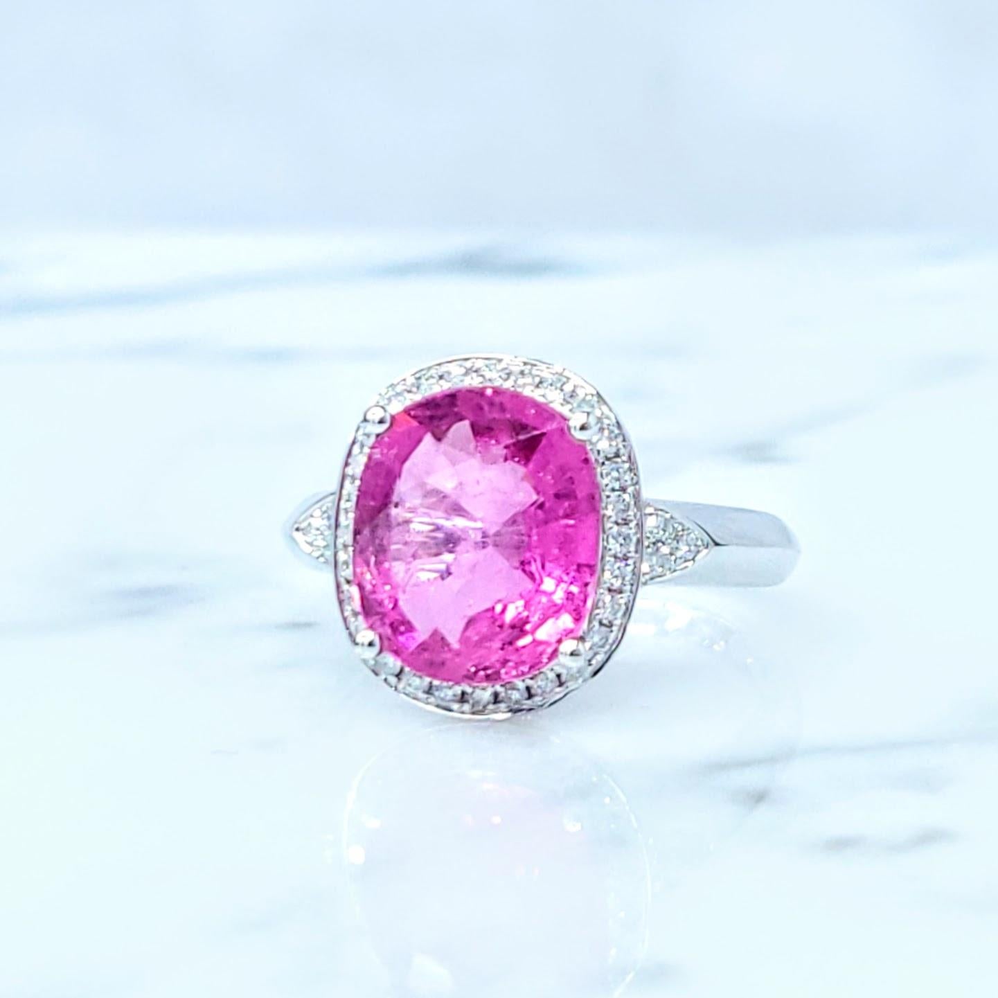 Donna Anello con rubellite rosa e diamanti certificato IGI da 2,94 carati in oro bianco 18 carati in vendita