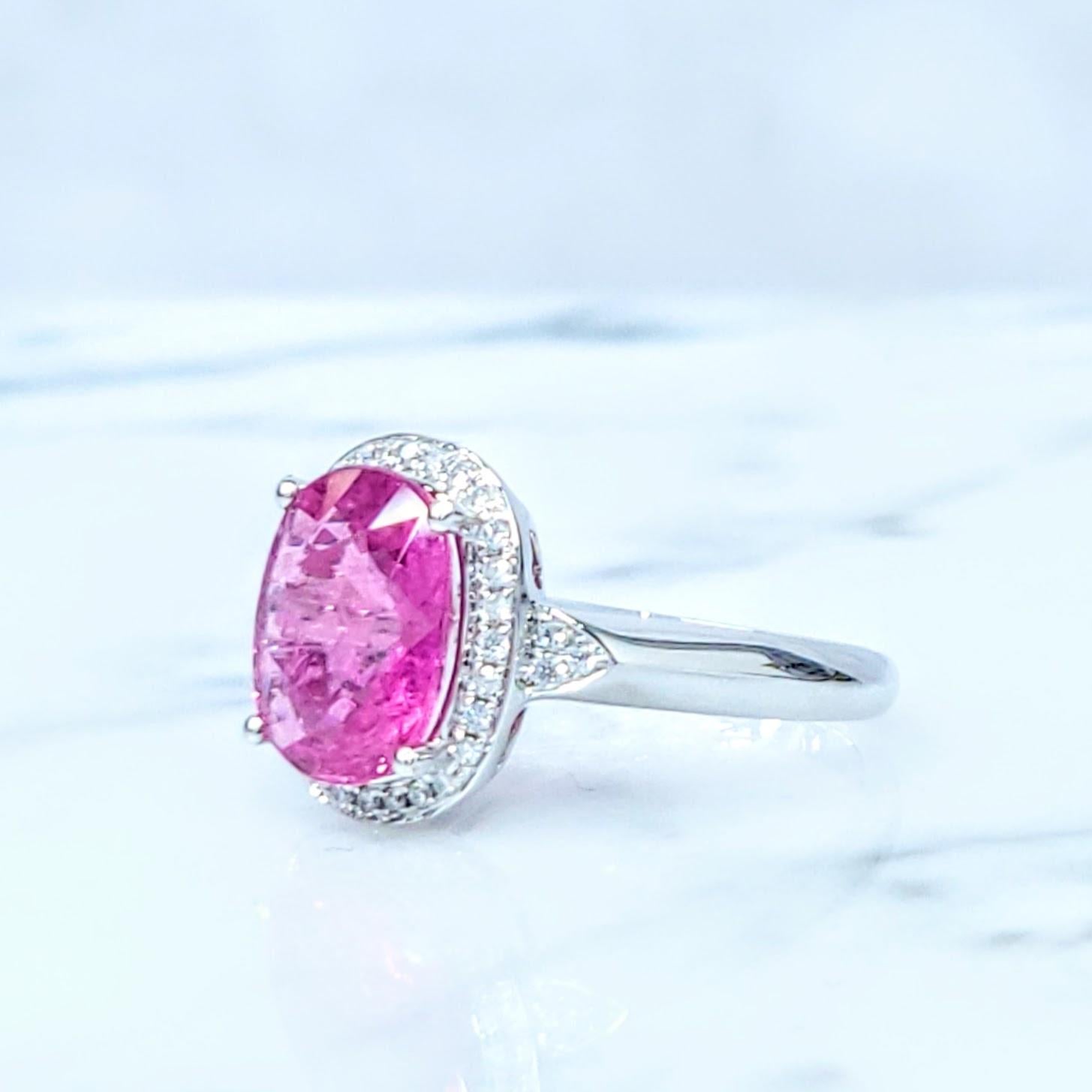 Anello con rubellite rosa e diamanti certificato IGI da 2,94 carati in oro bianco 18 carati in vendita 1