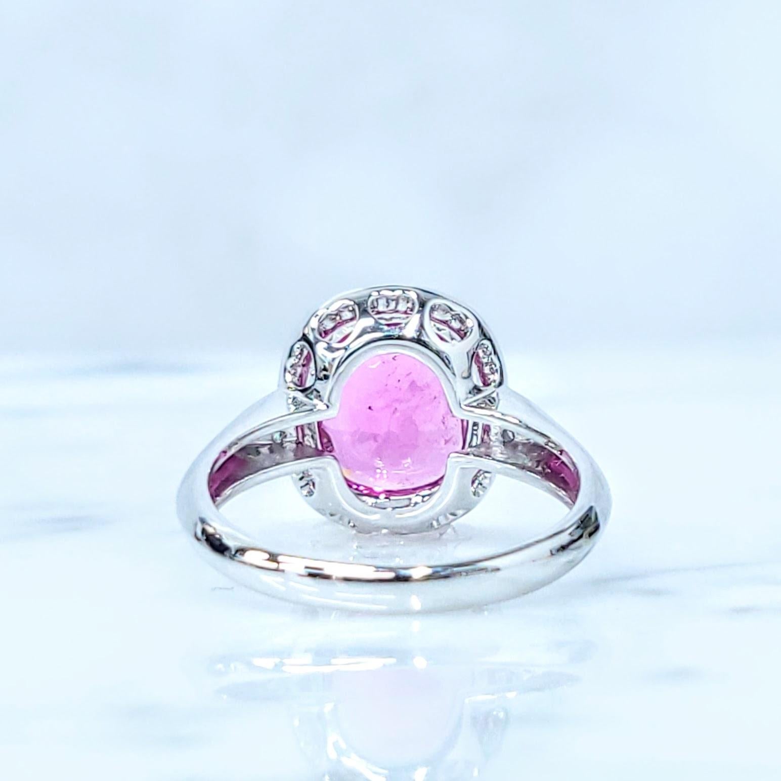 Anello con rubellite rosa e diamanti certificato IGI da 2,94 carati in oro bianco 18 carati in vendita 2