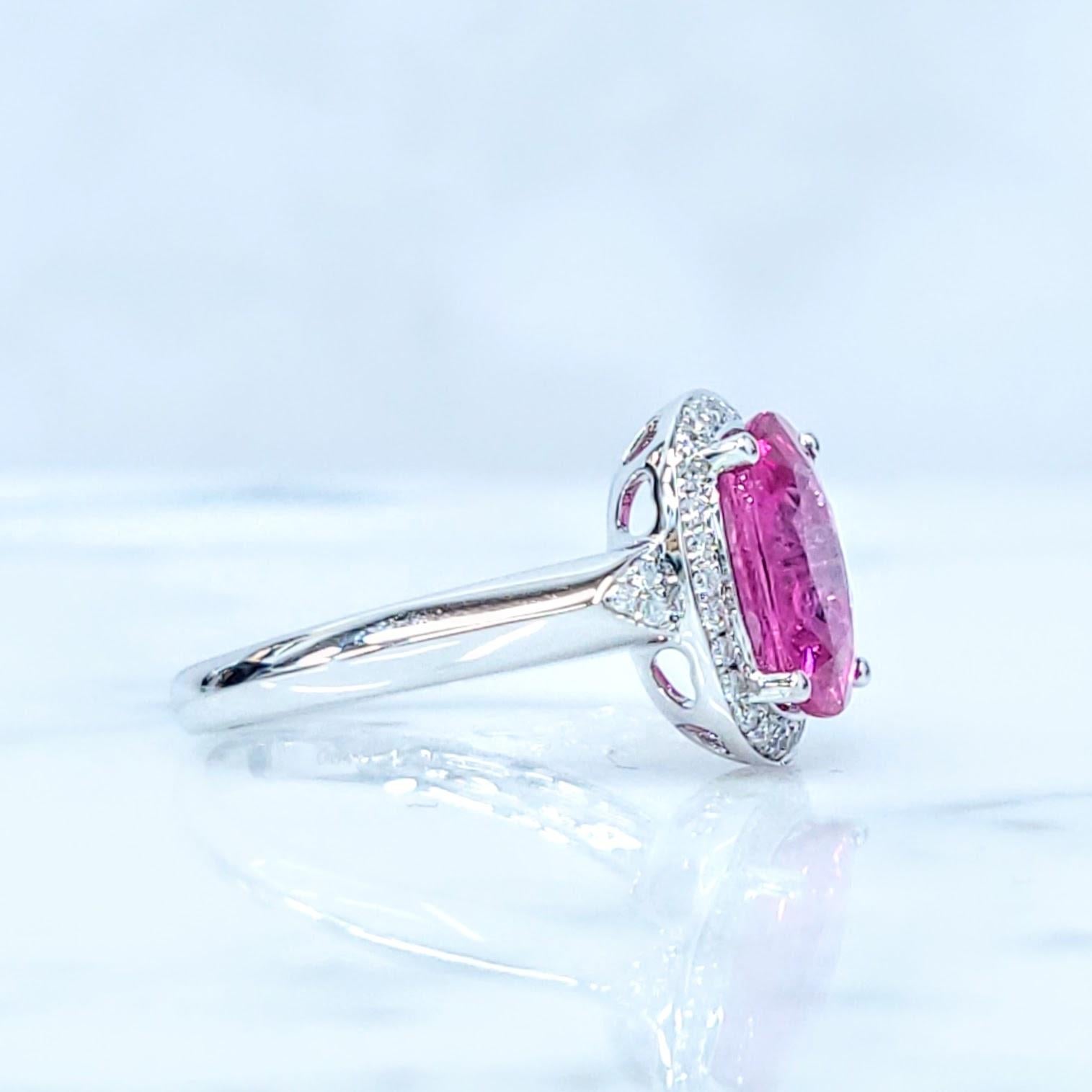 Anello con rubellite rosa e diamanti certificato IGI da 2,94 carati in oro bianco 18 carati in vendita 3