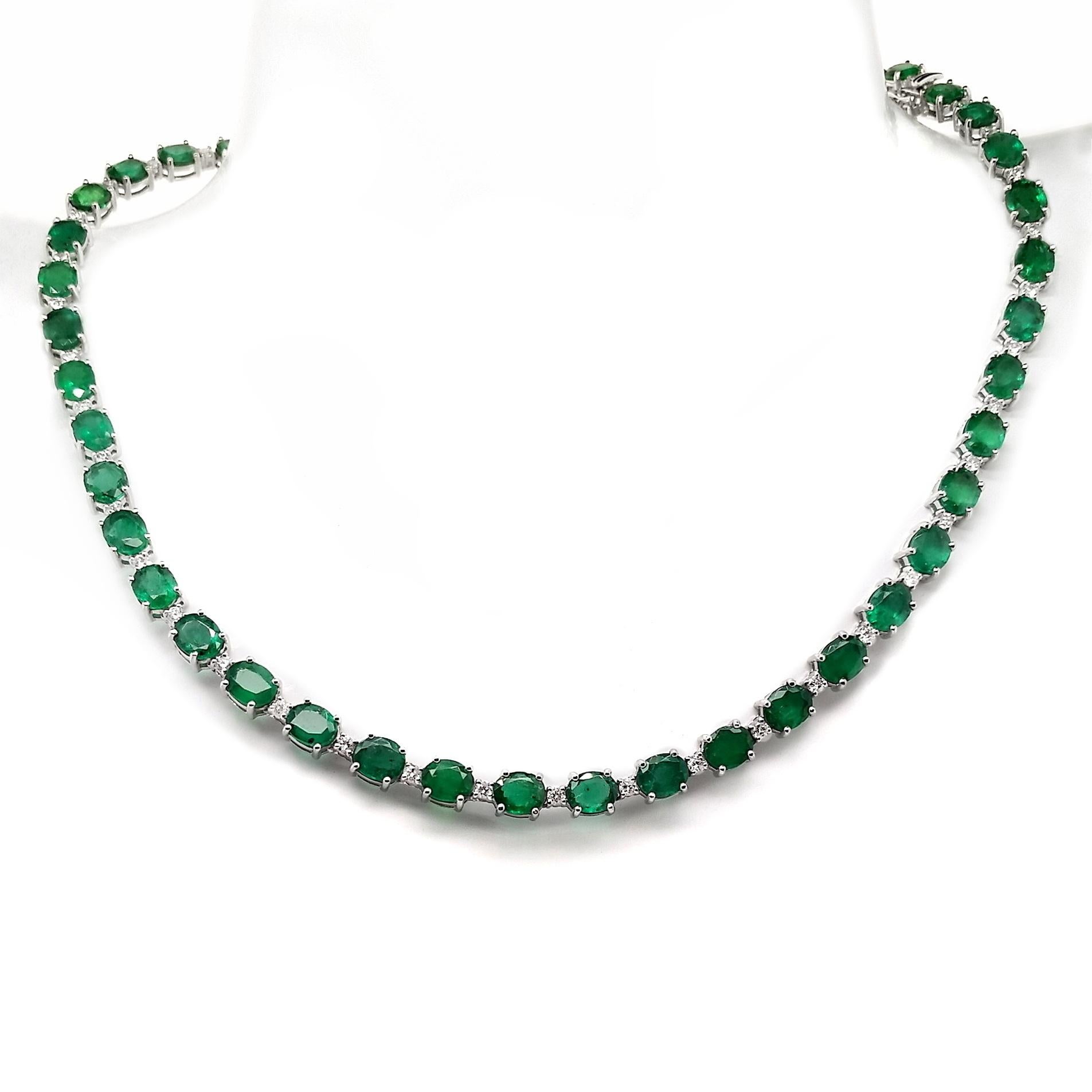 Oval Cut IGI Certified 29.42ct Natural Emeralds 1.77ct Natural Diamonds Gold Necklace For Sale