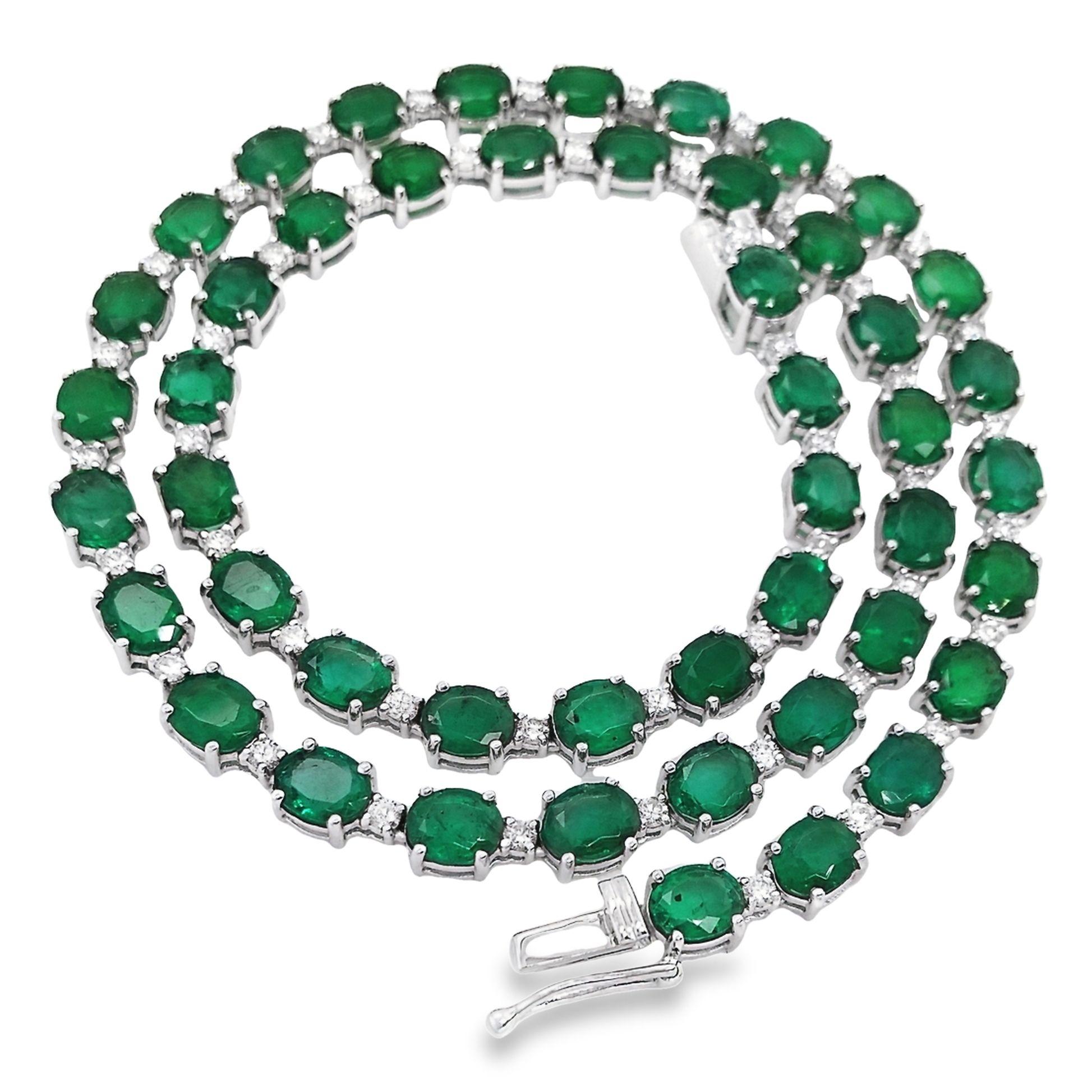 Women's IGI Certified 29.42ct Natural Emeralds 1.77ct Natural Diamonds Gold Necklace For Sale