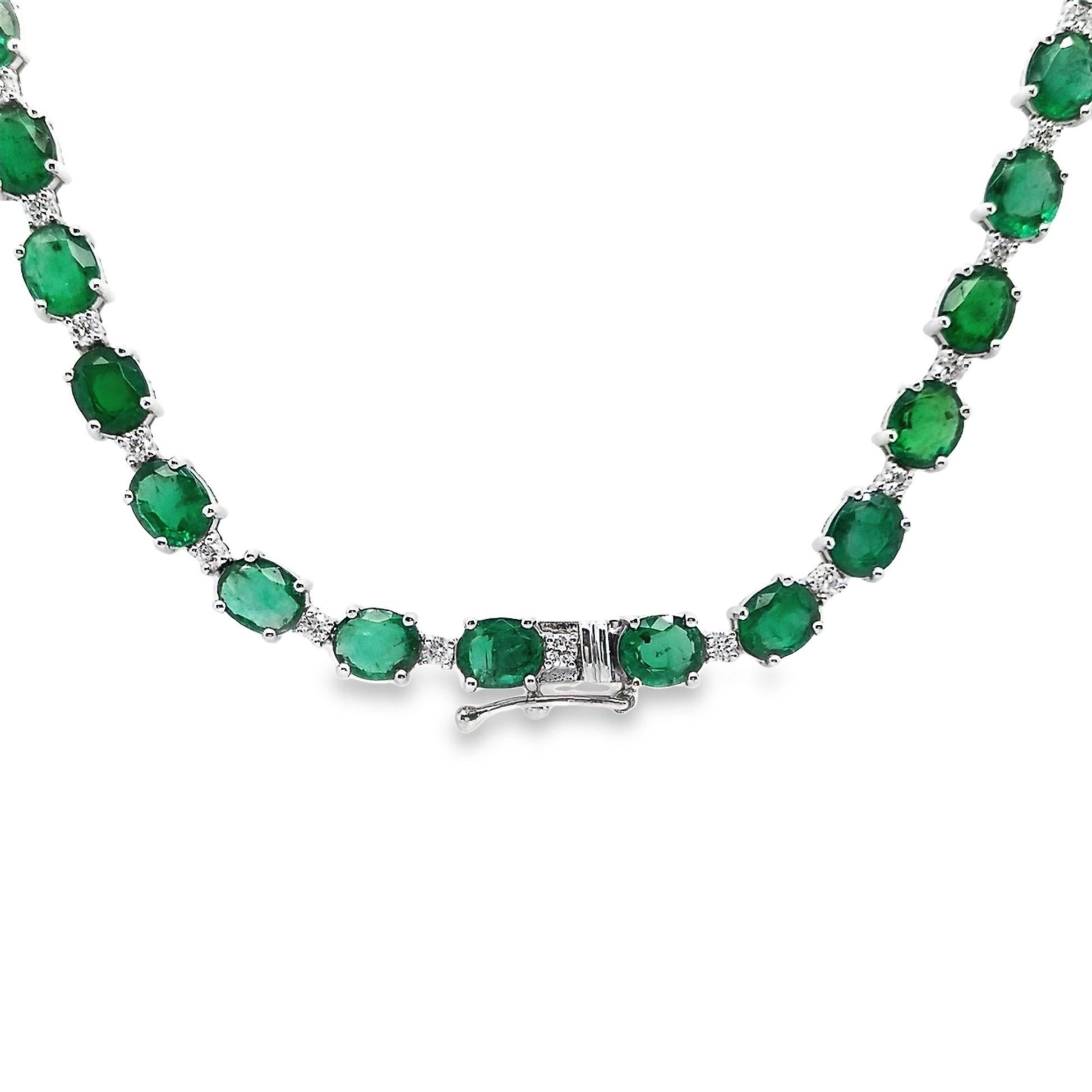 Women's IGI Certified 29.42ct Natural Emeralds 1.77ct Natural Diamonds Gold Necklace For Sale
