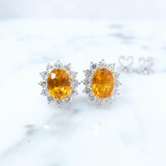 IGI-zertifizierte 2,98 Karat orangefarbene Saphir- und Diamant-Ohrringe aus 18 Karat Weißgold