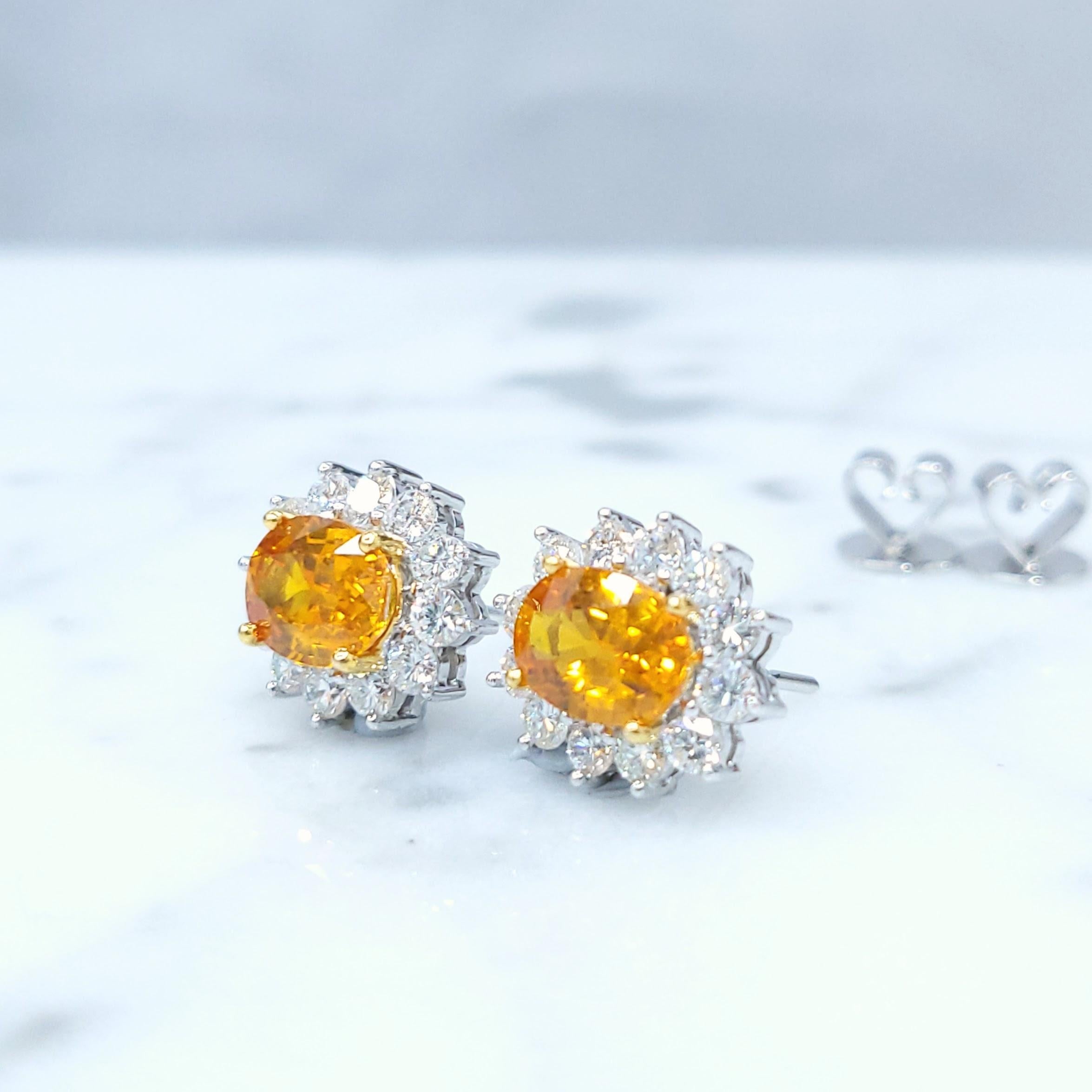 Pendientes de zafiro naranja y diamante de oro blanco de 18 quilates con certificado IGI de 2,98 quilates en Nuevo estado para la venta en KOWLOON, HK