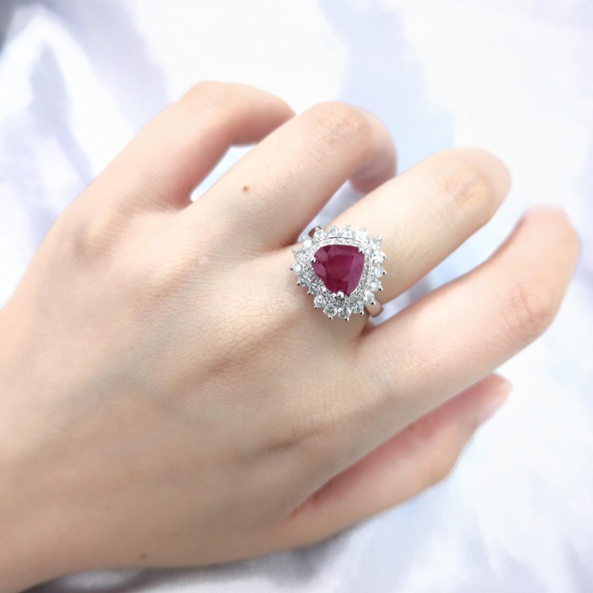 Erklären Sie Ihre Liebe mit diesem atemberaubenden Ring mit IGI-Zertifikat, einem atemberaubenden Stück mit einem geschätzten Gesamtgewicht von 3,78 Karat, das sorgfältig in luxuriösem 18-karätigem Weißgold gefertigt wurde. Dieses Juwel ist das