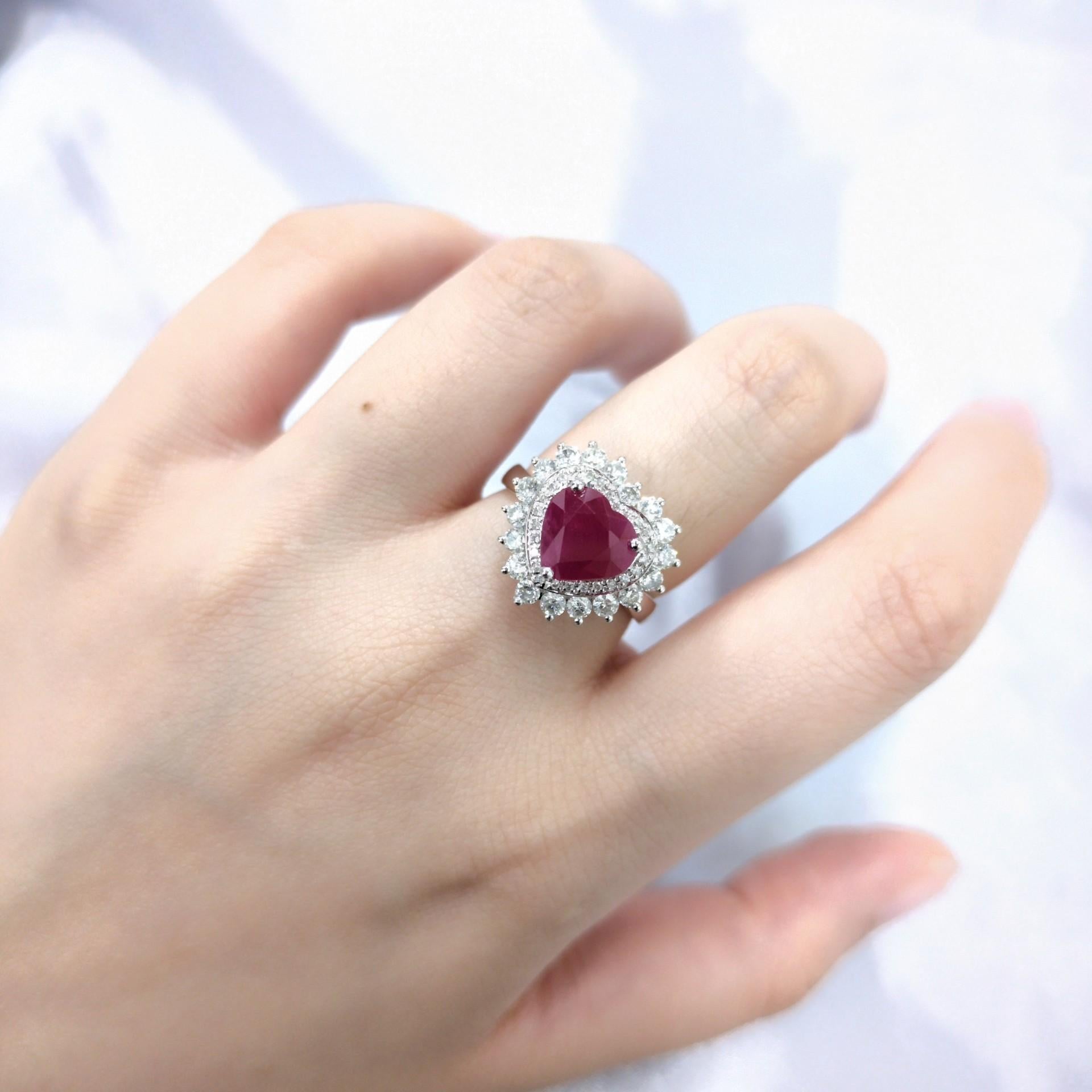 IGI-zertifizierter 2,98-Karat-Rubin- und Diamantring aus 18 Karat Weißgold (Herzschliff) im Angebot