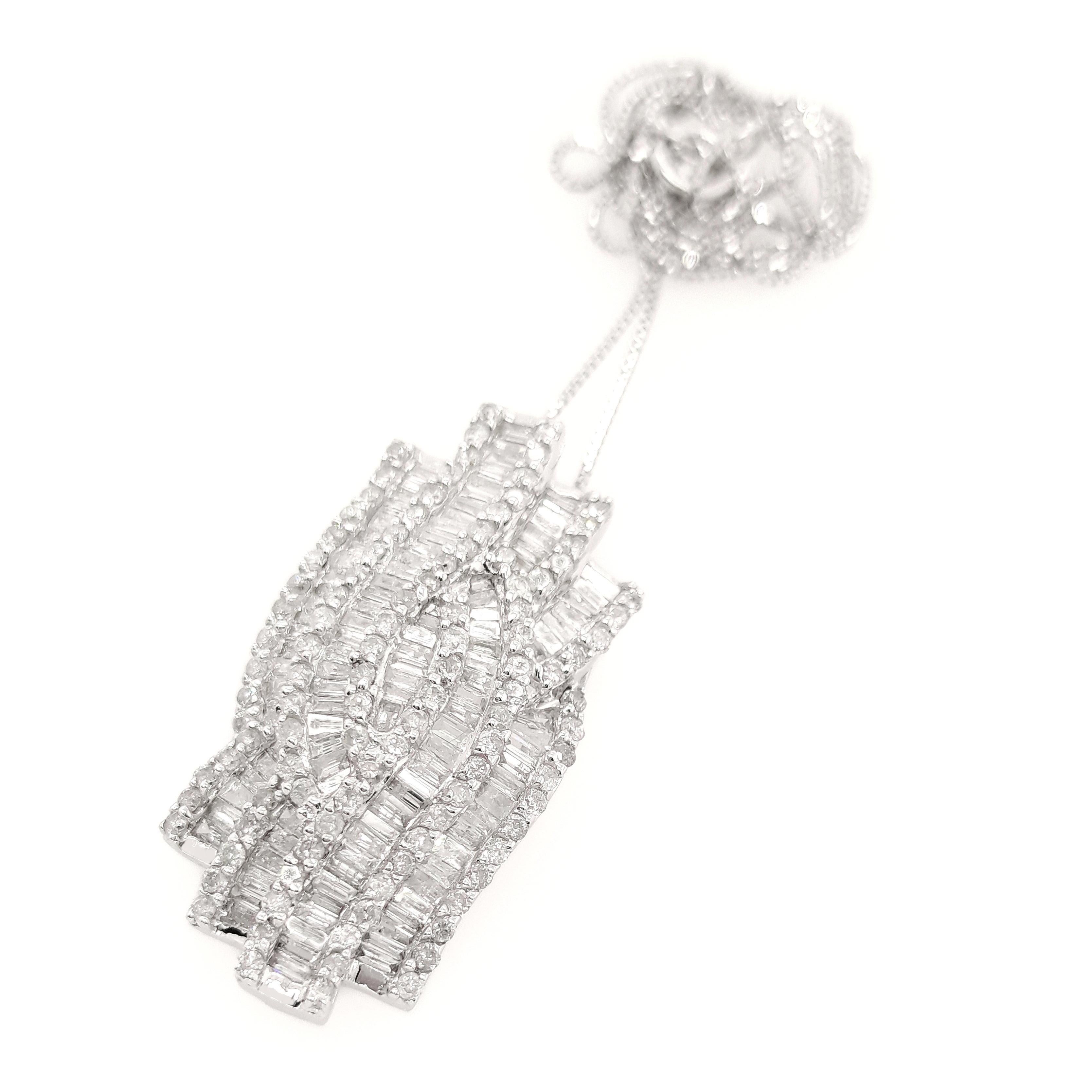Brillante collana in oro bianco 18KT con un totale di 2,00ct di diamanti bianchi 100% naturali, con 400 pietre rotonde a brillante, baguette e baguette affusolate. Questi diamanti scintillanti offrono una lucentezza radiosa e una graziosa eleganza.