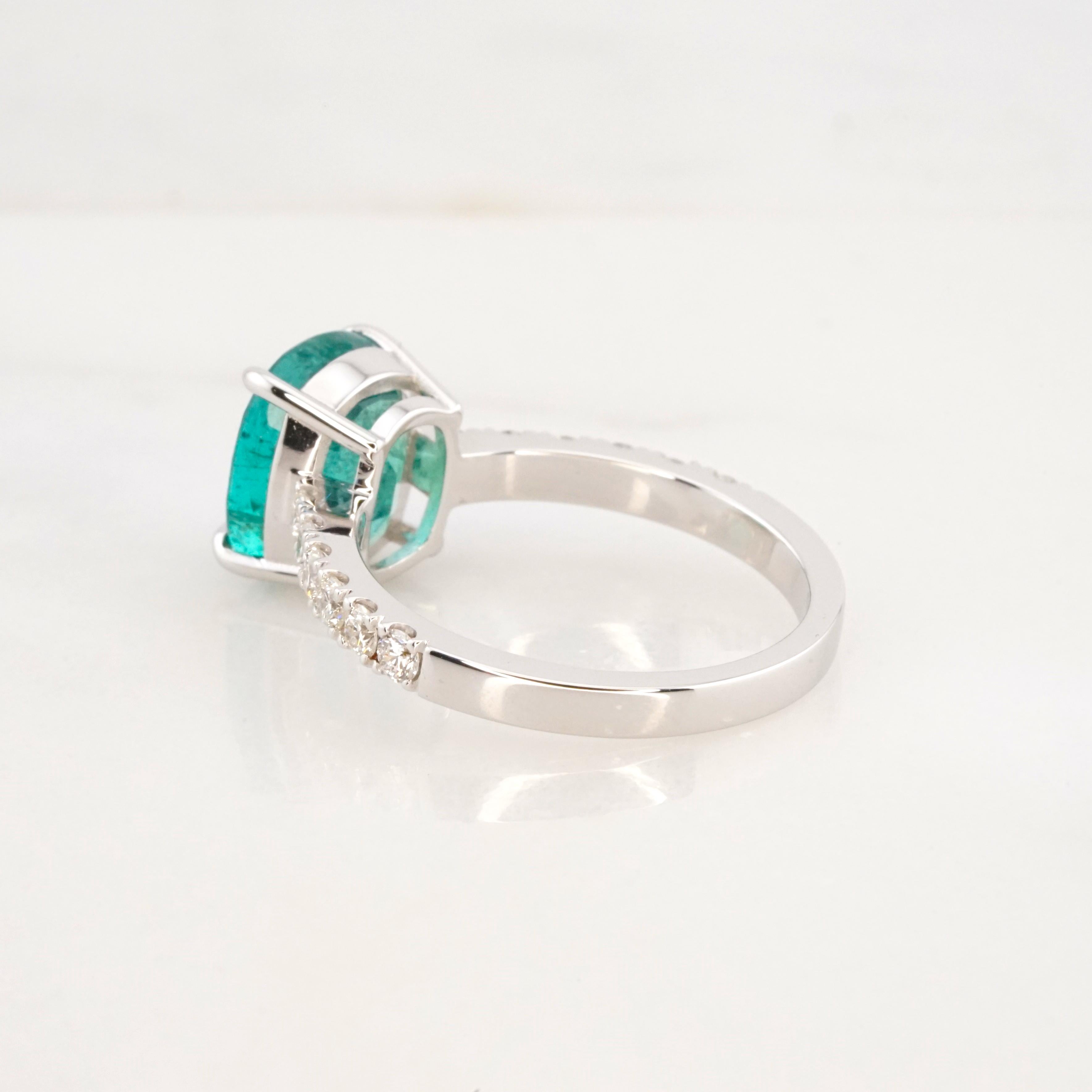 IGI-zertifizierter Ring aus 18 Karat Weißgold mit 3 Karat grünem Smaragd im Kissenschliff im Zustand „Neu“ im Angebot in Rome, IT