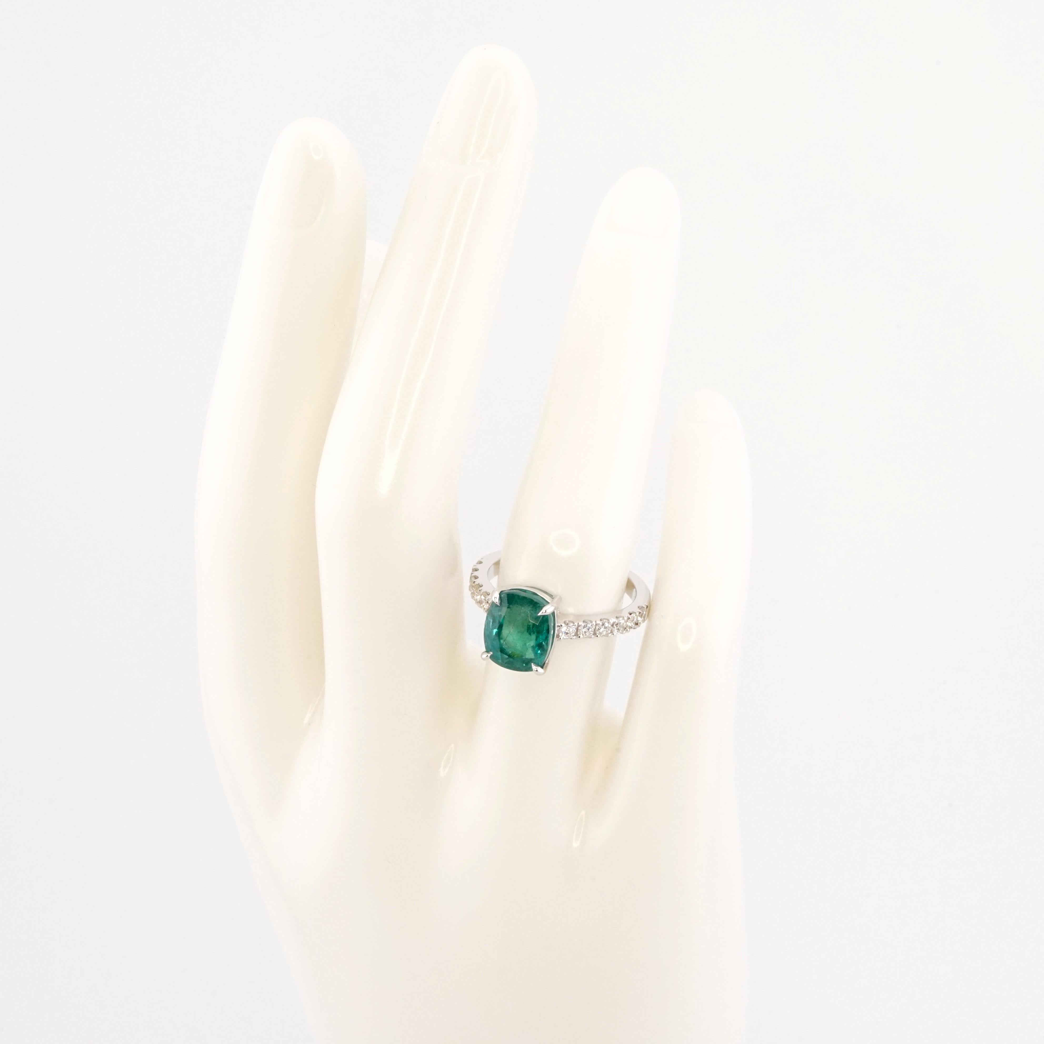 IGI Certified 3 Carat Cushion Green Emerald 18K White Gold Ring In New Condition For Sale In Rome, IT