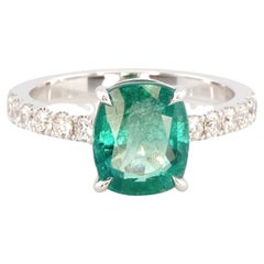 IGI-zertifizierter Ring aus 18 Karat Weißgold mit 3 Karat grünem Smaragd im Kissenschliff