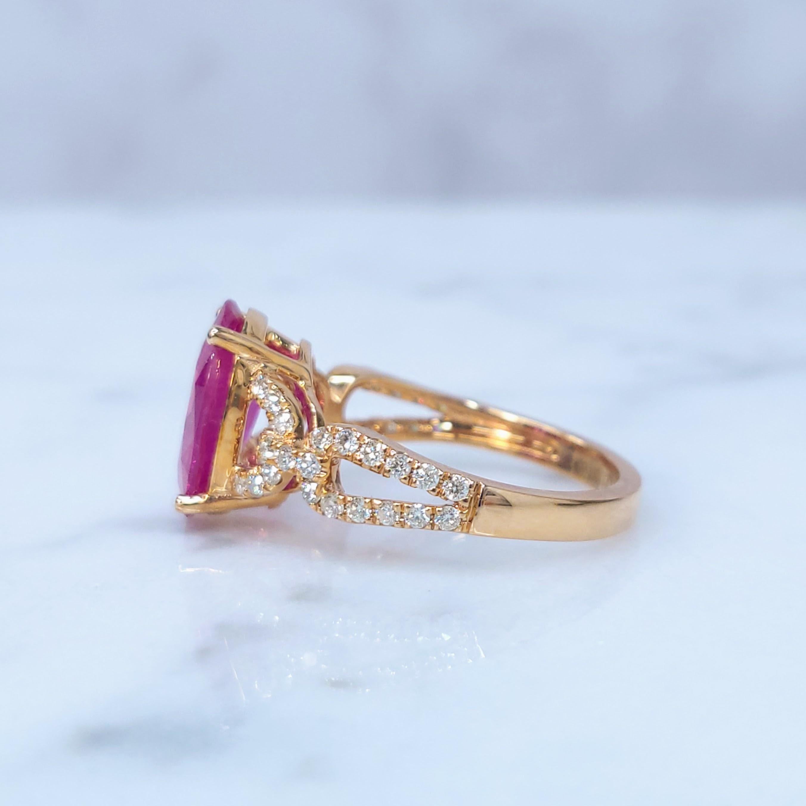 IGI Certified 3.00 Carat Burma Ruby & Diamond Ring in 18K Rose Gold In New Condition For Sale In KOWLOON, HK