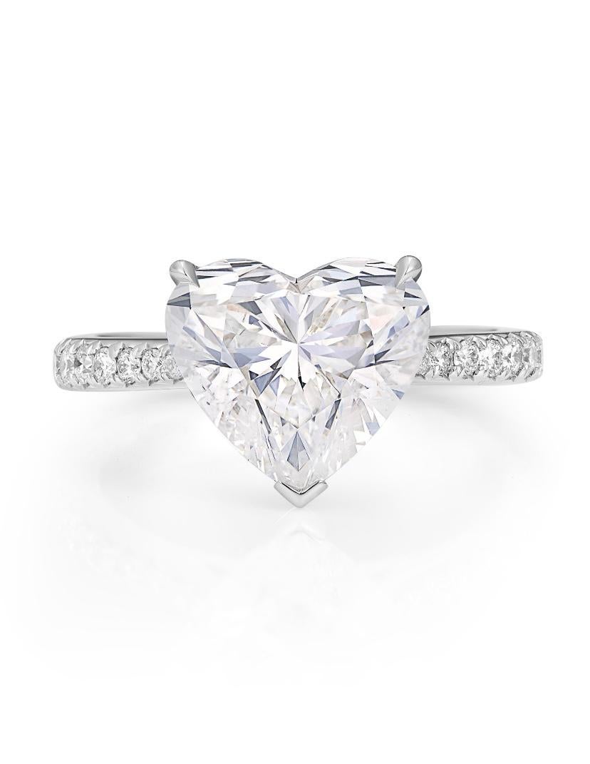 Un design sophistiqué pour ce magnifique solitaire, en or 18 carats, avec un diamant naturel central, en taille cœur parfaite, de forme si adorable, de 3,00 carats, de couleur D VVS1, très étincelant.
Fabriqué à la main par un artisan