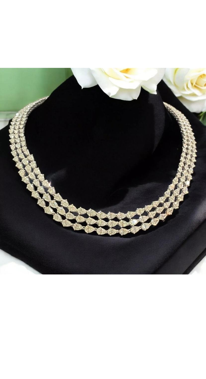 Certifié IGI, 30.00 carats  Collier en or 18 carats avec diamants en forme de poire F/VS1 en vente 5