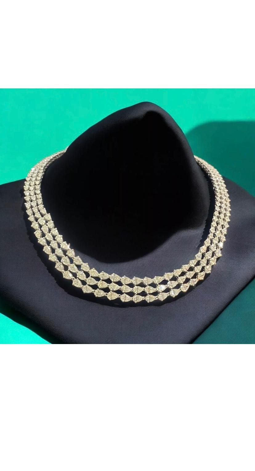 Certifié IGI, 30.00 carats  Collier en or 18 carats avec diamants en forme de poire F/VS1 en vente 7