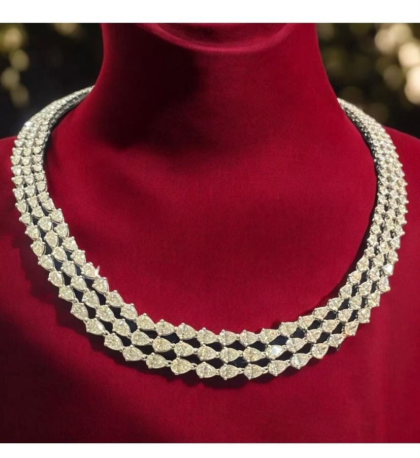Certifié IGI, 30.00 carats  Collier en or 18 carats avec diamants en forme de poire F/VS1 en vente 8