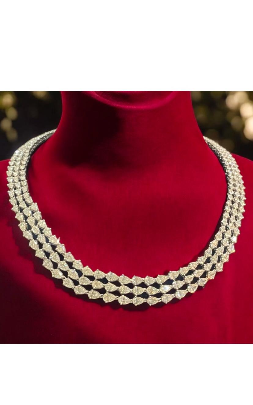 Comme les étoiles scintillantes dans la nuit étoilée, les diamants ne cessent de nous ravir et de nous surprendre. 
Élevez votre sophistication avec notre superbe collier à pompons en diamants.
Les diamants exquis ajoutent une touche de luxe,