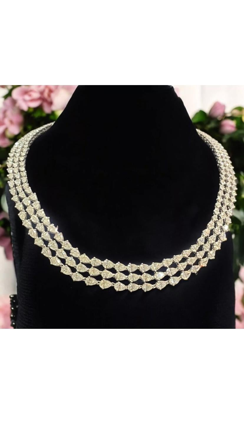 Taille poire Certifié IGI, 30.00 carats  Collier en or 18 carats avec diamants en forme de poire F/VS1 en vente