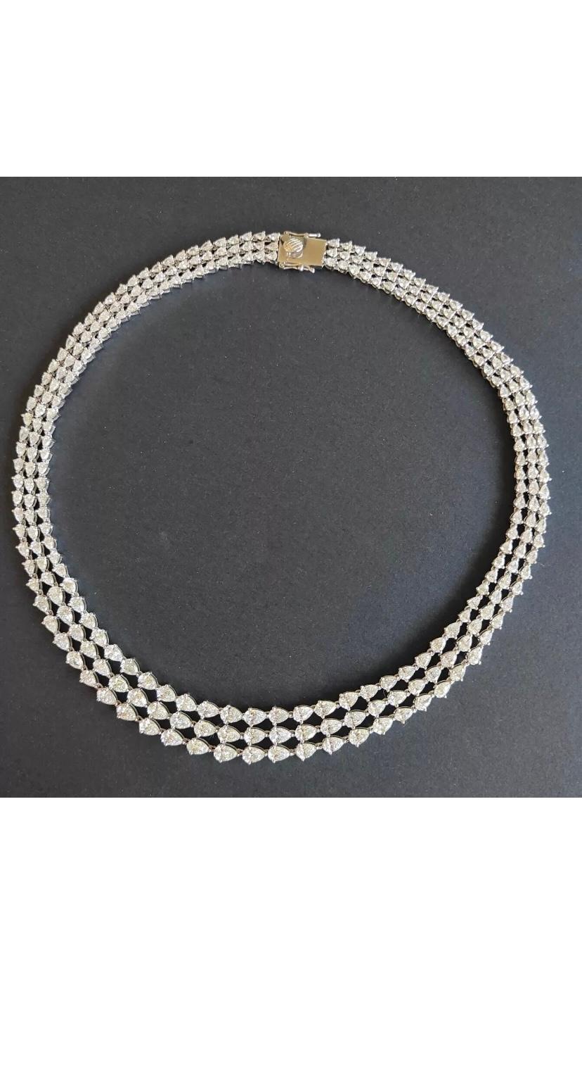 Certifié IGI, 30.00 carats  Collier en or 18 carats avec diamants en forme de poire F/VS1 Neuf - En vente à Massafra, IT