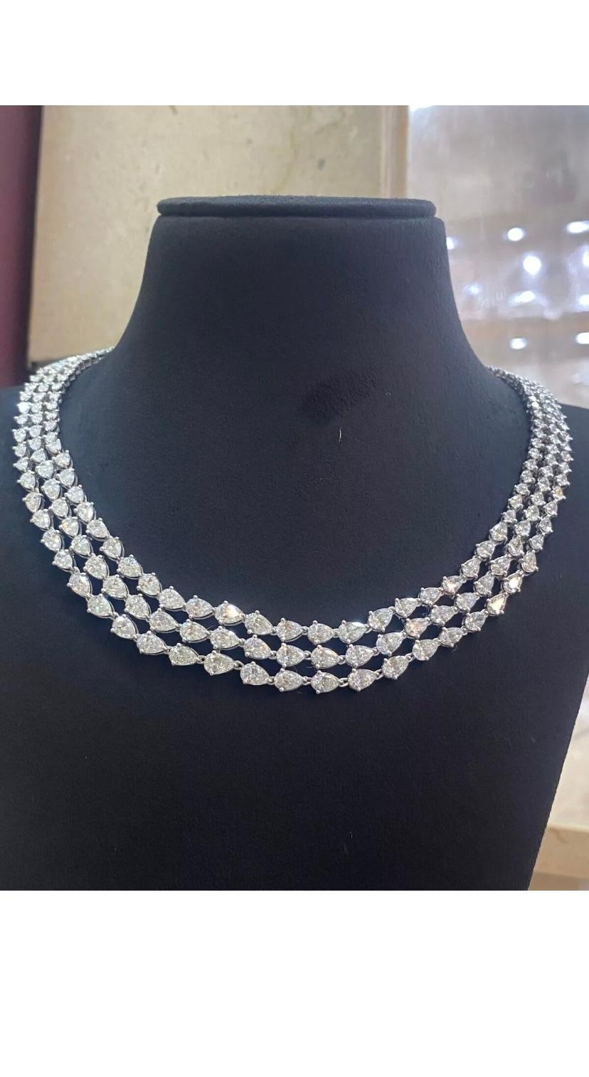 Certifié IGI, 30.00 carats  Collier en or 18 carats avec diamants en forme de poire F/VS1 Unisexe en vente