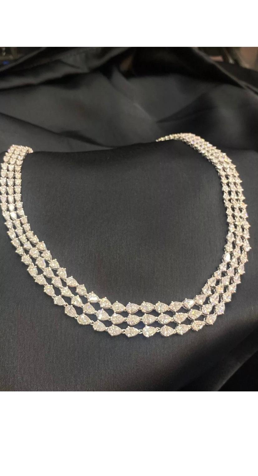 Certifié IGI, 30.00 carats  Collier en or 18 carats avec diamants en forme de poire F/VS1 en vente 2