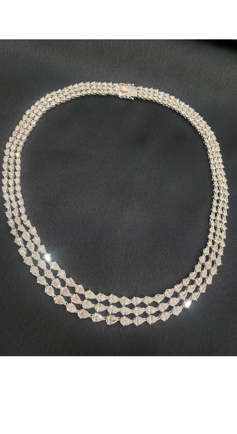 Certifié IGI, 30.00 carats  Collier en or 18 carats avec diamants en forme de poire F/VS1 en vente 3