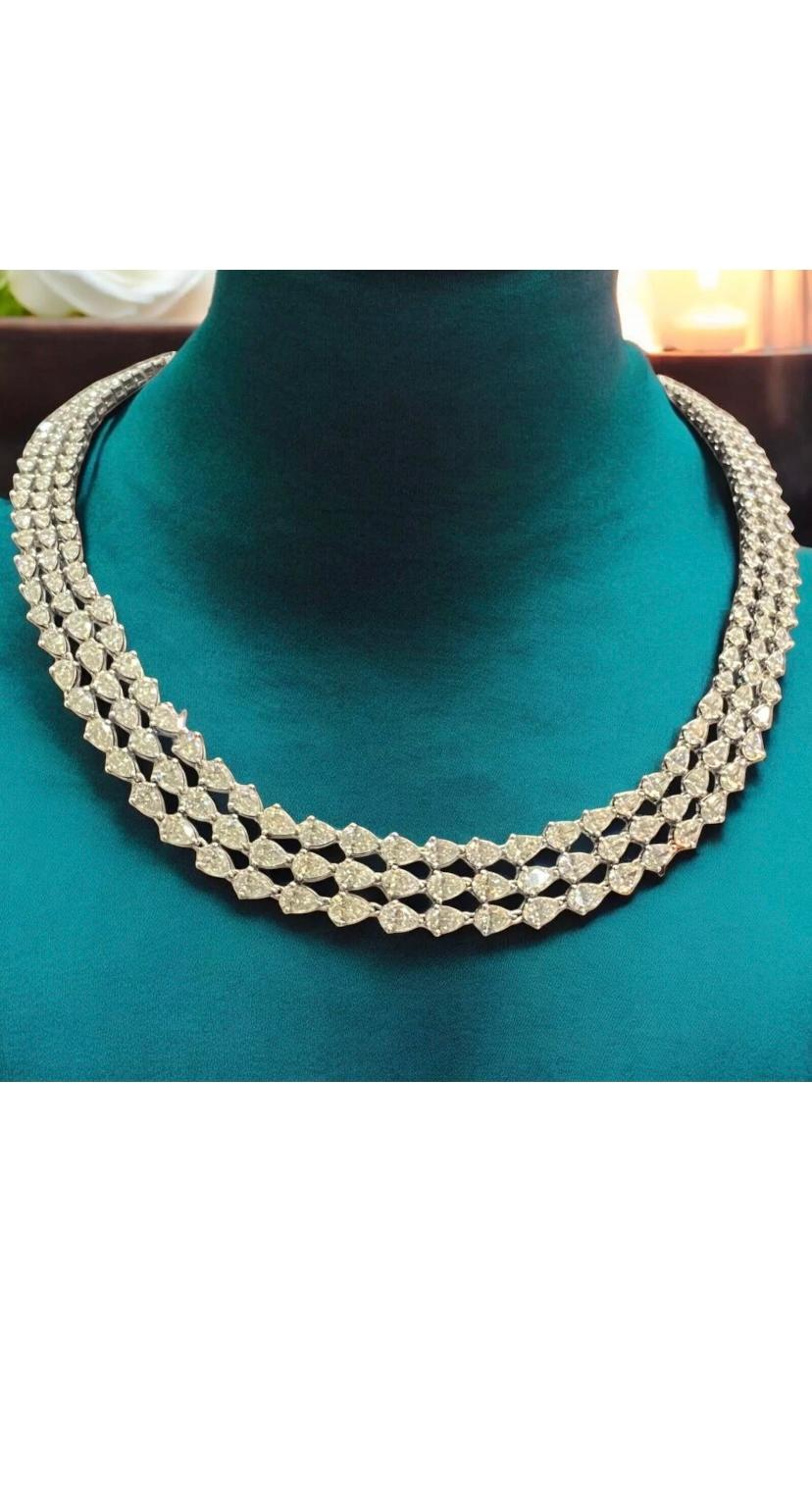 Certifié IGI, 30.00 carats  Collier en or 18 carats avec diamants en forme de poire F/VS1 en vente 4