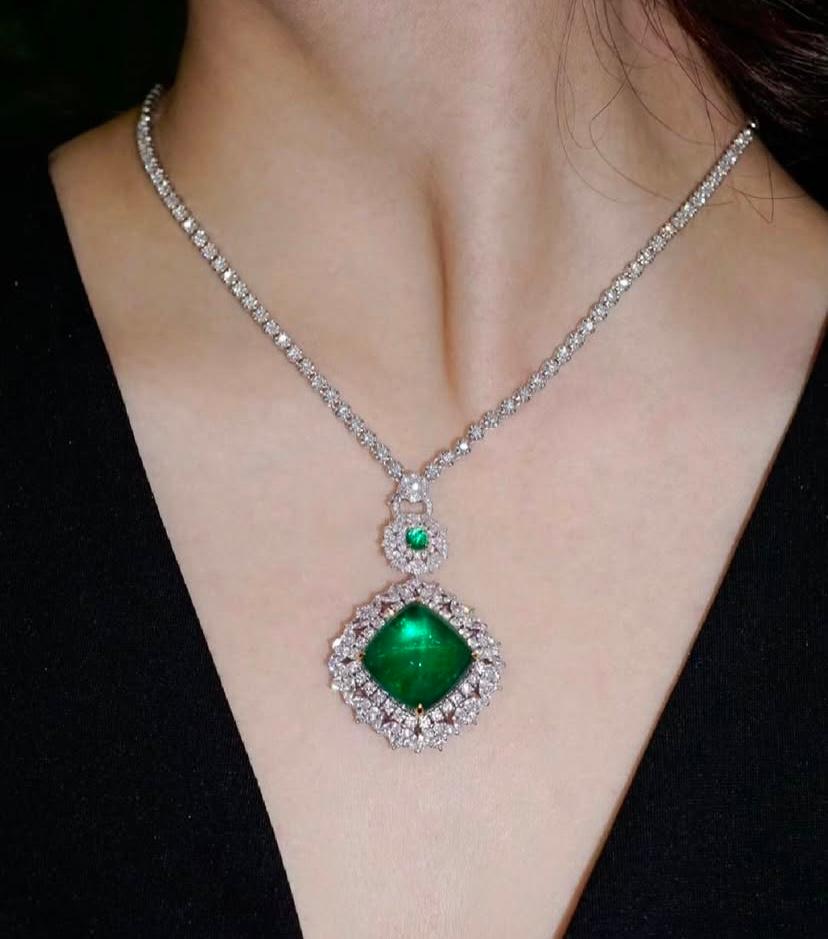 Pan di zucchero Ciondolo in oro 18K con smeraldo dello Zambia certificato IGI da 30,00 carati in vendita
