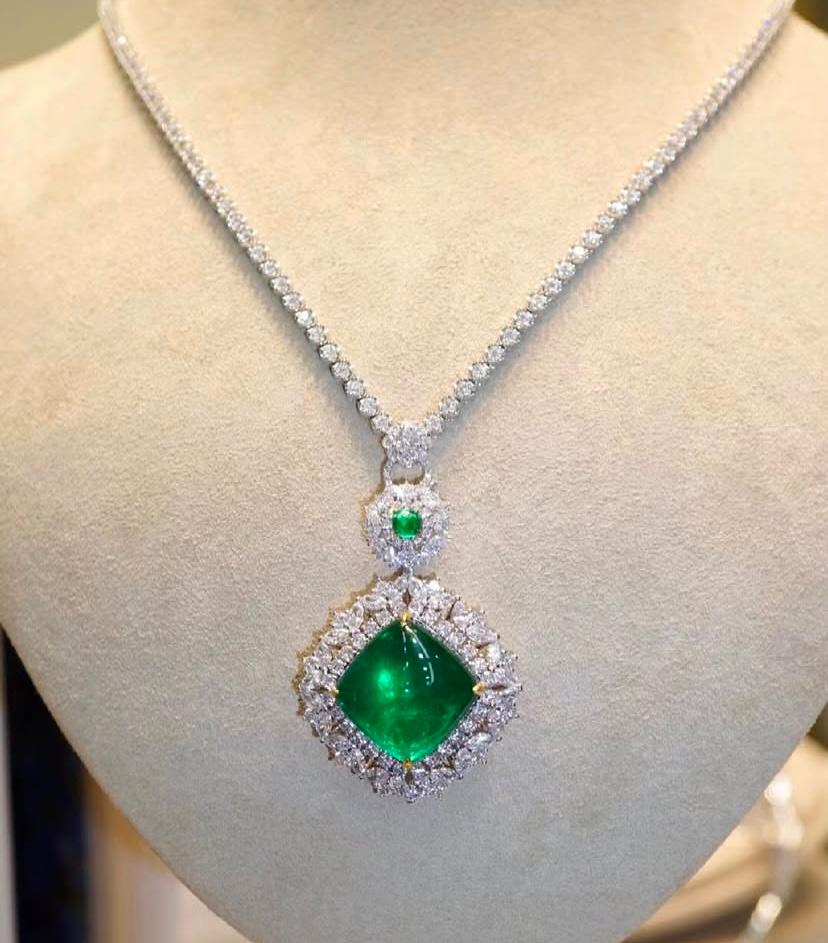 Ciondolo in oro 18K con smeraldo dello Zambia certificato IGI da 30,00 carati In condizioni Nuovo in vendita a Massafra, IT