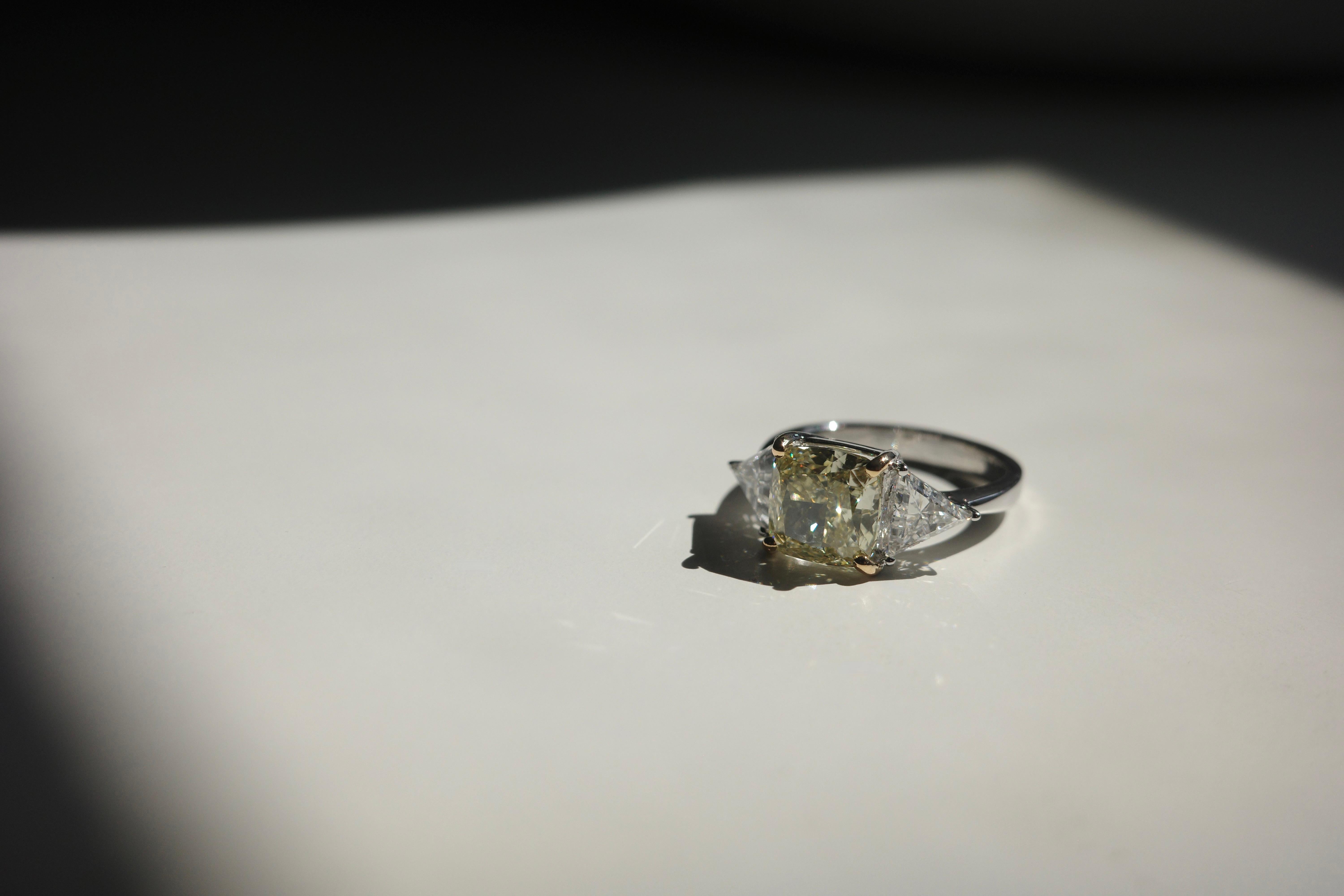 En venta: Anillo de cóctel con diamante amarillo claro fantasía de 3,00 ct certificado por GIA  3