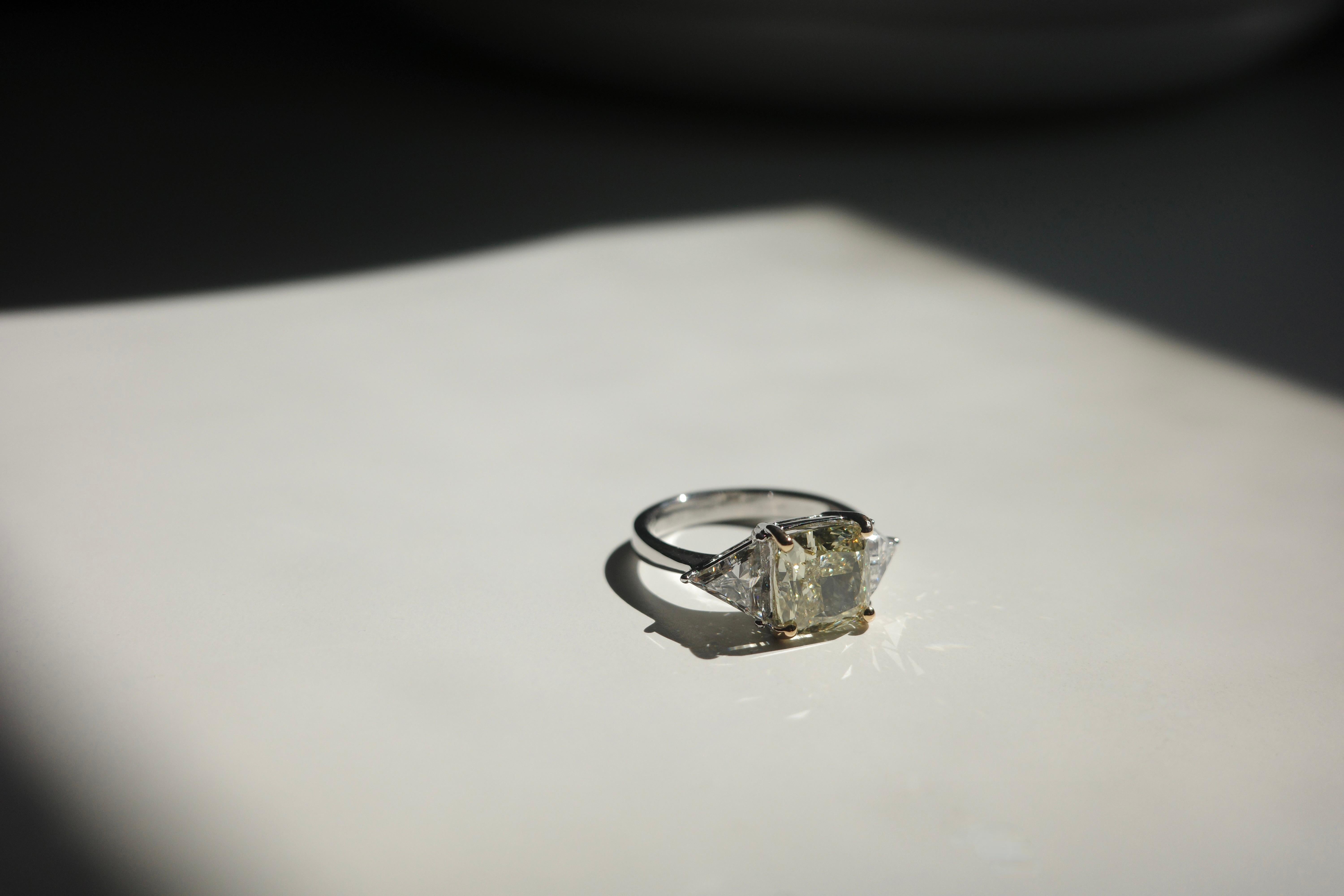 En venta: Anillo de cóctel con diamante amarillo claro fantasía de 3,00 ct certificado por GIA  4