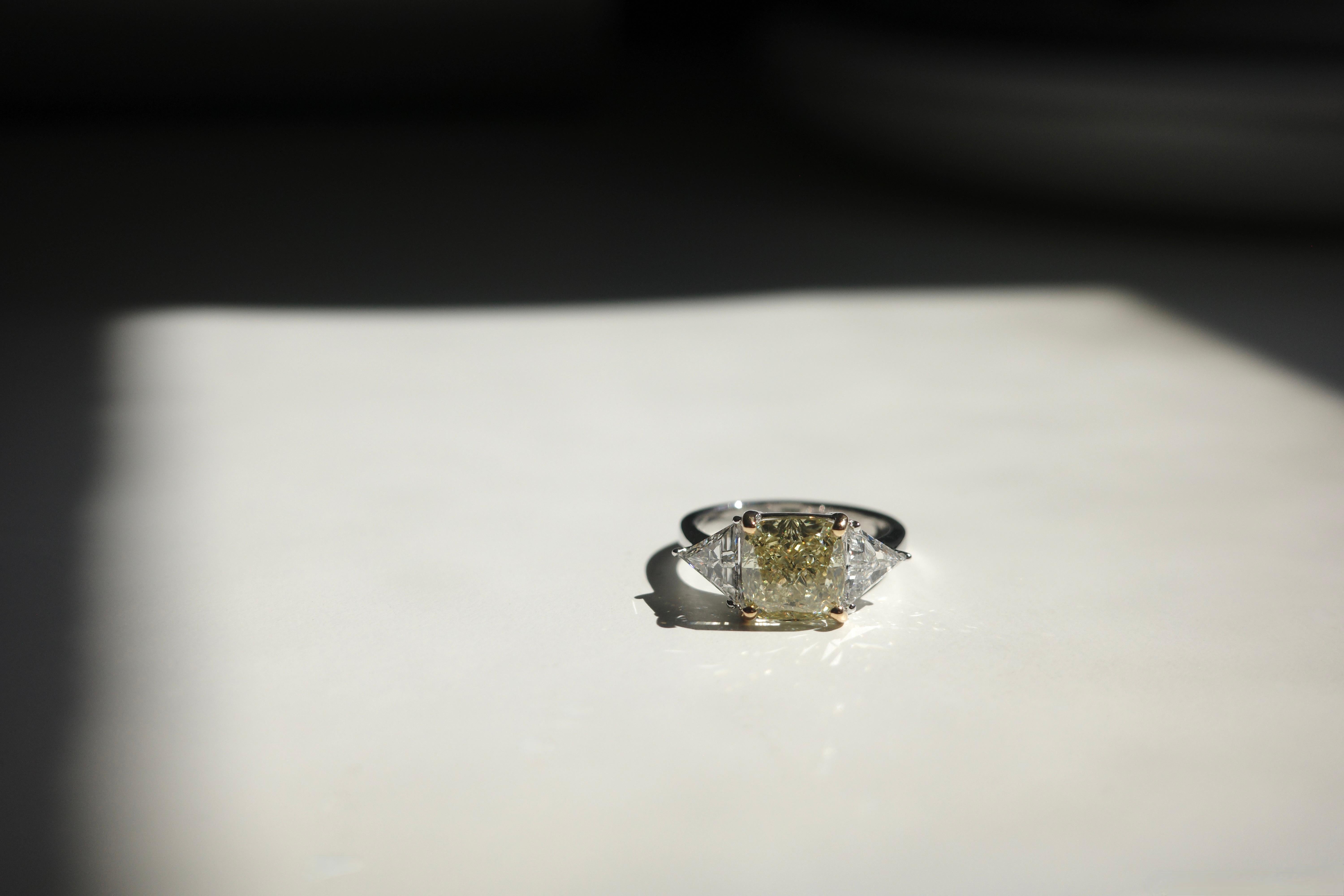 En venta: Anillo de cóctel con diamante amarillo claro fantasía de 3,00 ct certificado por GIA  5