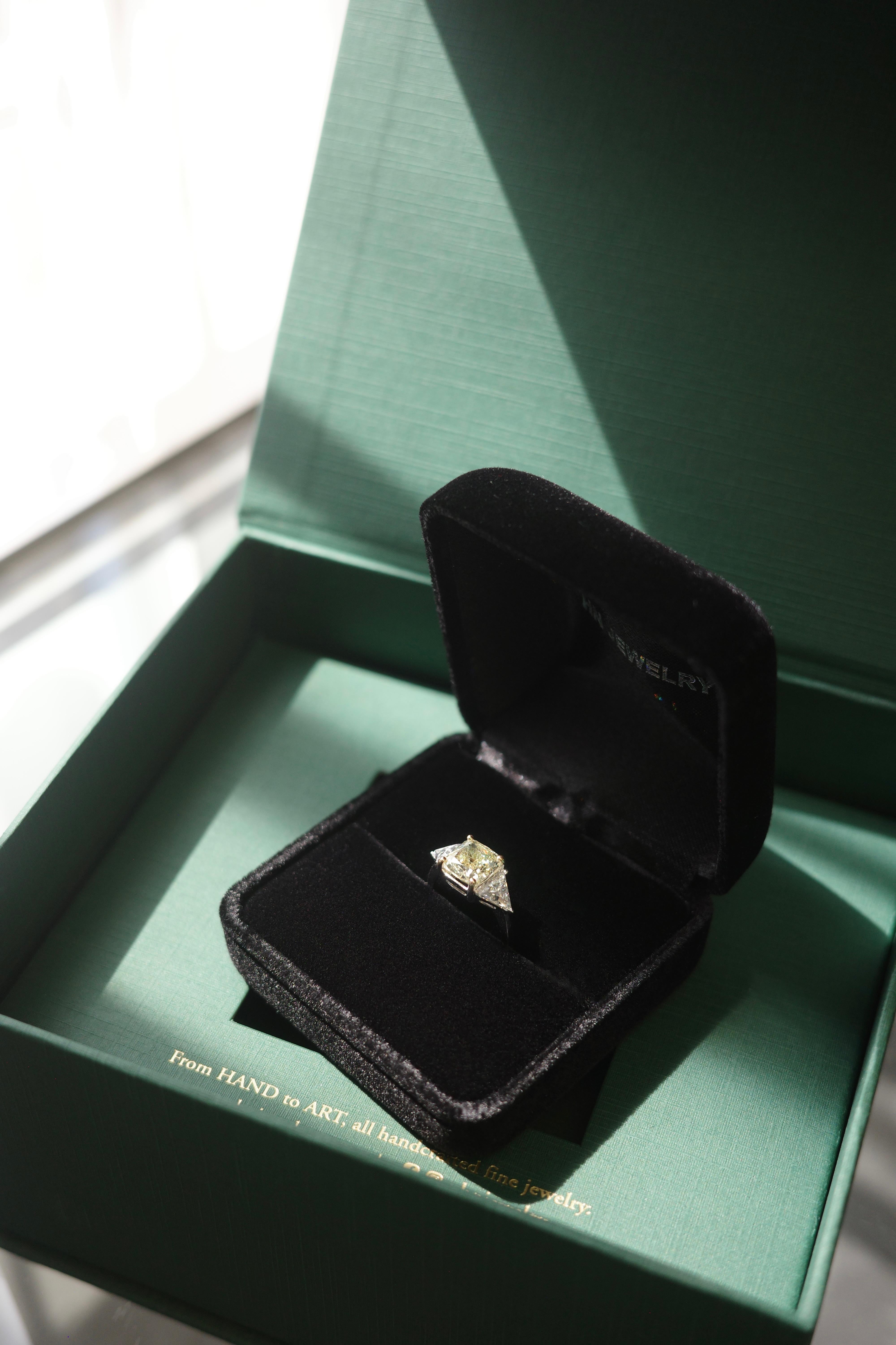 En venta: Anillo de cóctel con diamante amarillo claro fantasía de 3,00 ct certificado por GIA  6