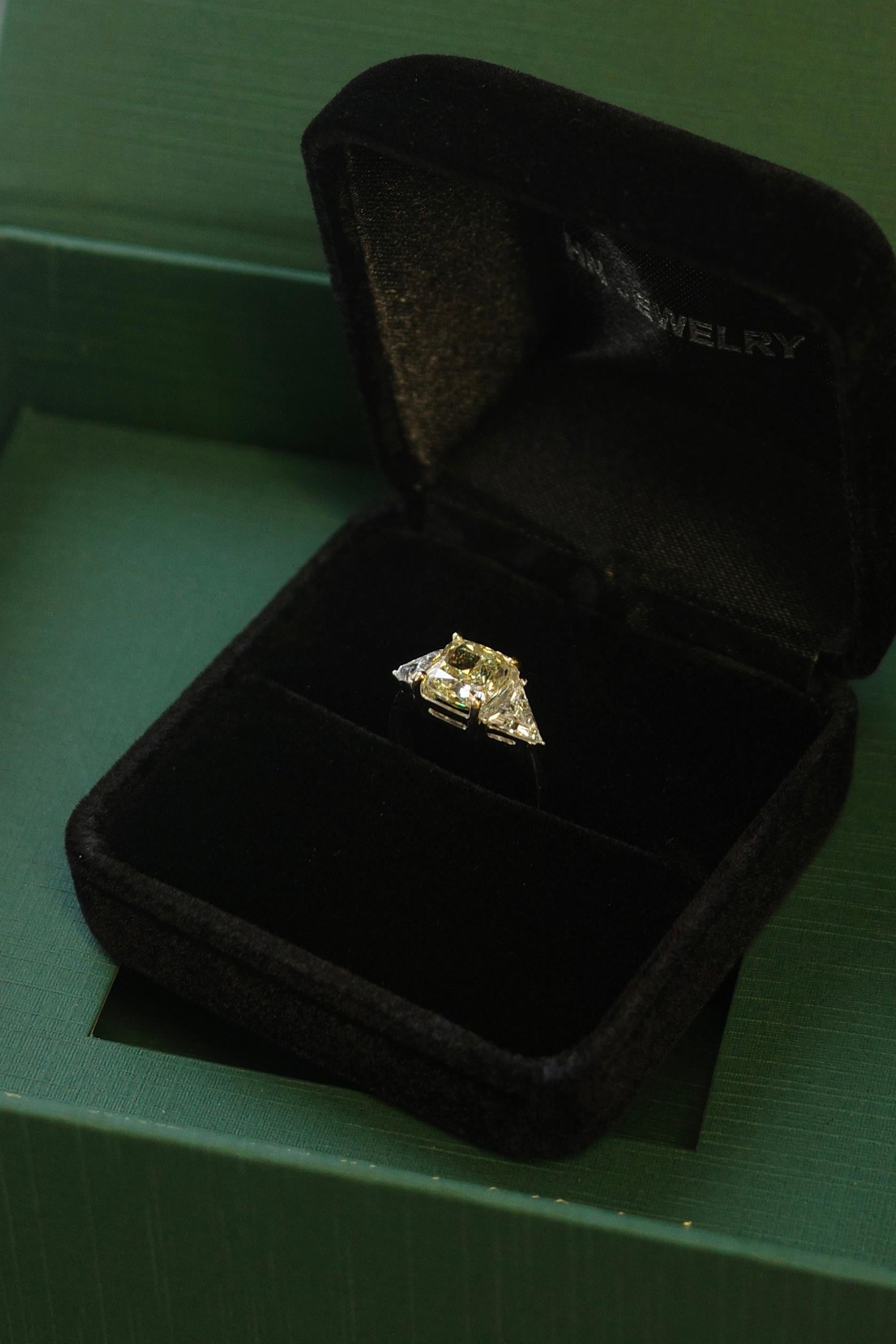 En venta: Anillo de cóctel con diamante amarillo claro fantasía de 3,00 ct certificado por GIA  7