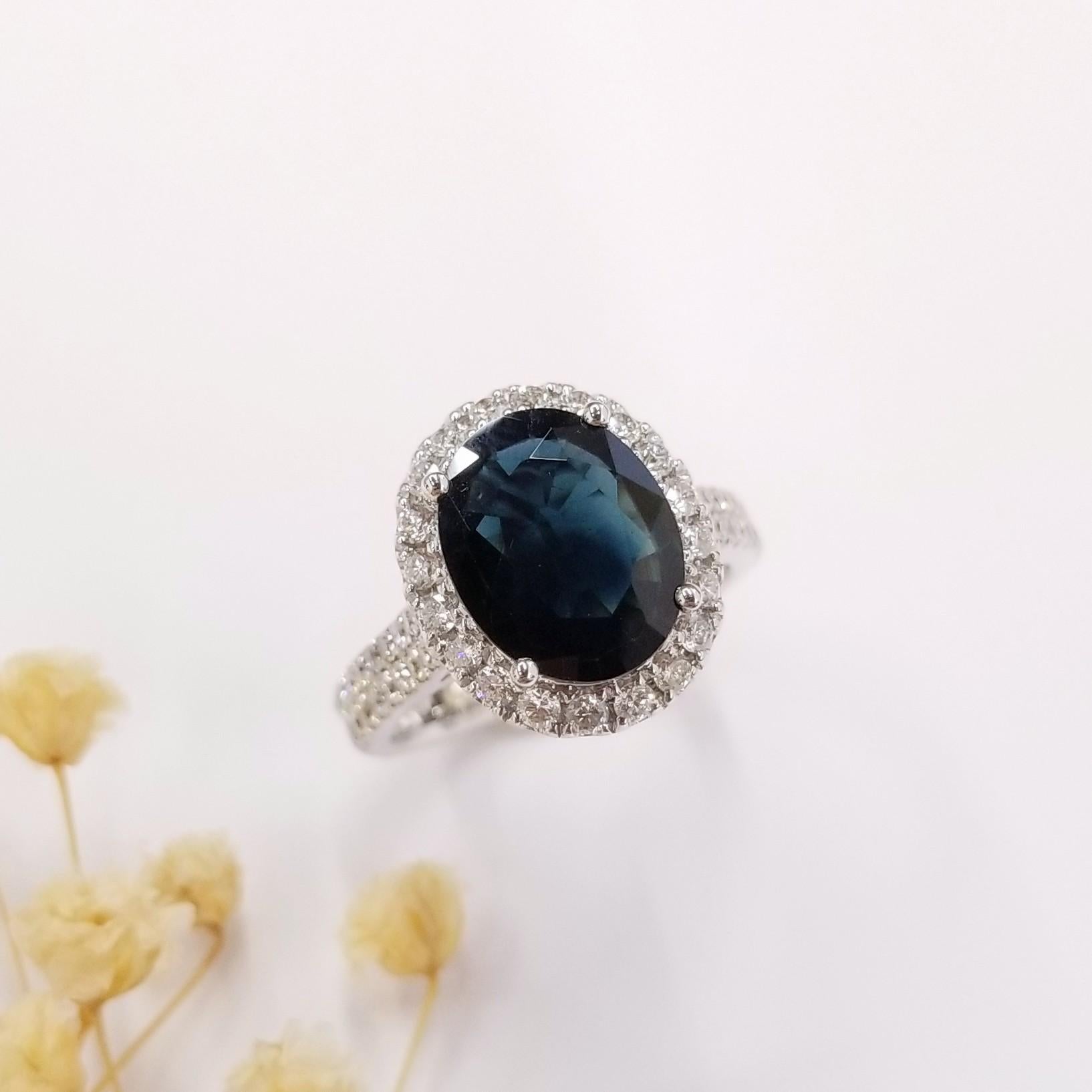 Modern IGI Certified 3.03Carat Blue Sapphire & Diamond Ring in 18K White Gold For Sale