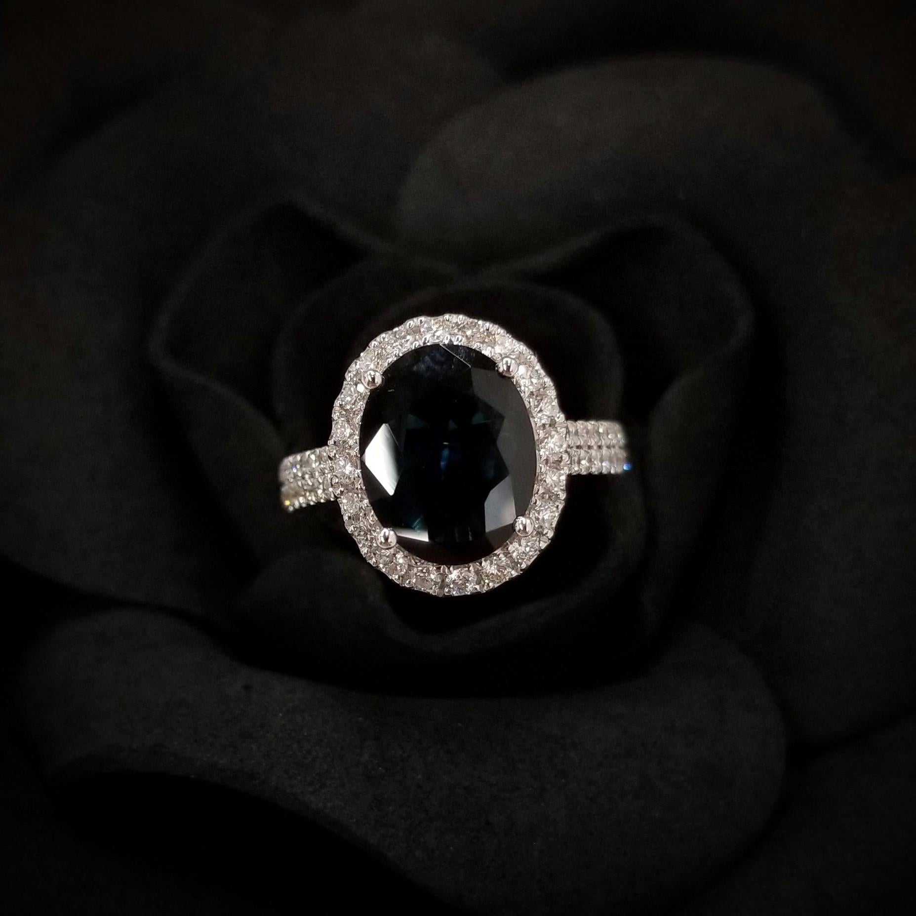 IGI Certified 3.03Carat Blue Sapphire & Diamond Ring in 18K White Gold In New Condition For Sale In KOWLOON, HK