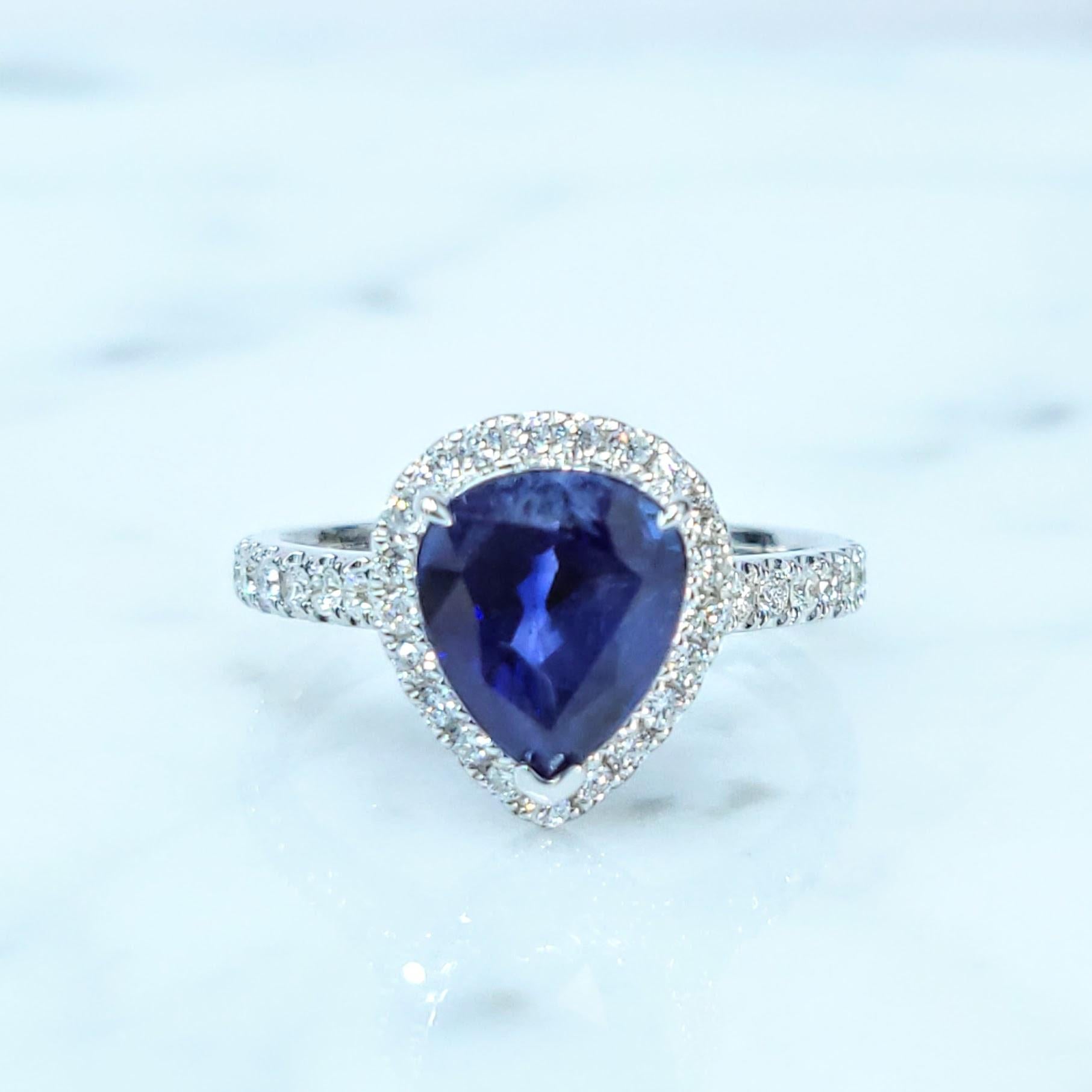 Entdecken Sie die fesselnde Anziehungskraft dieses exquisiten Rings, der einen prächtigen 3,05-karätigen Saphir im Birnen-Mischschliff in einem wahrhaft lebhaften Blauton präsentiert. Diese auffällige und intensive Farbe erinnert an die Tiefen des