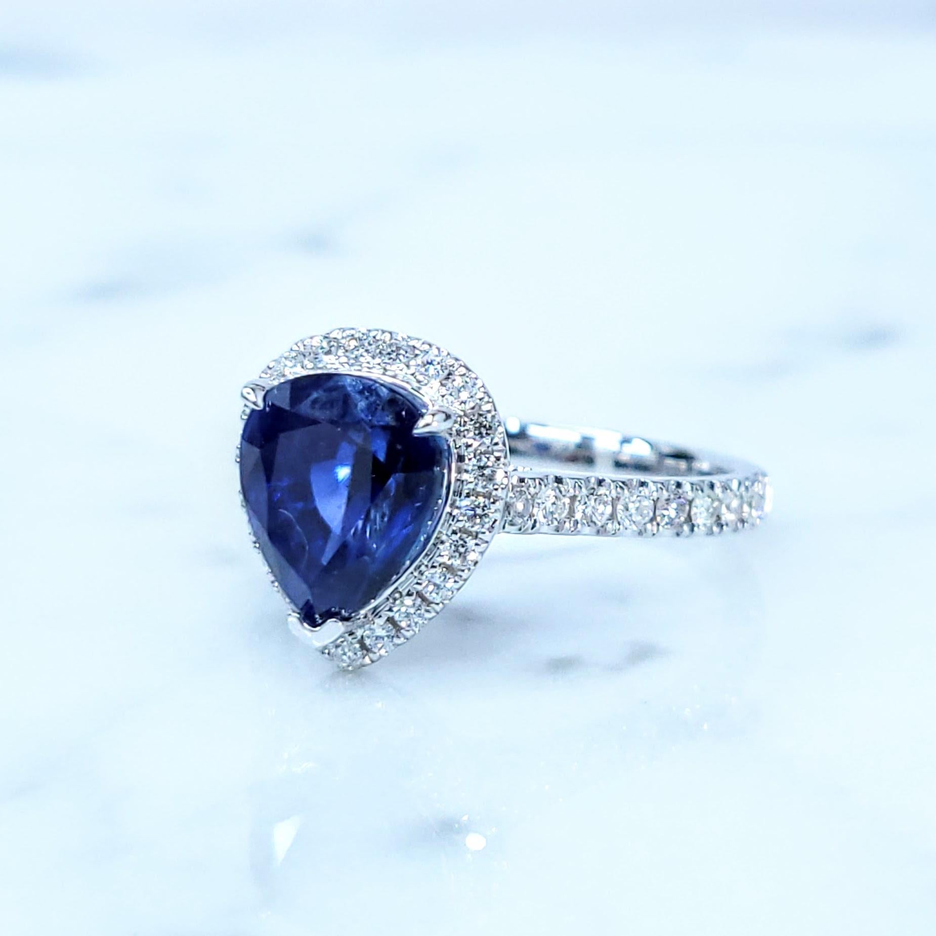 IGI-zertifizierter 3,05 Karat blauer Saphir & Diamantring aus 18 Karat Weißgold (Ovalschliff) im Angebot