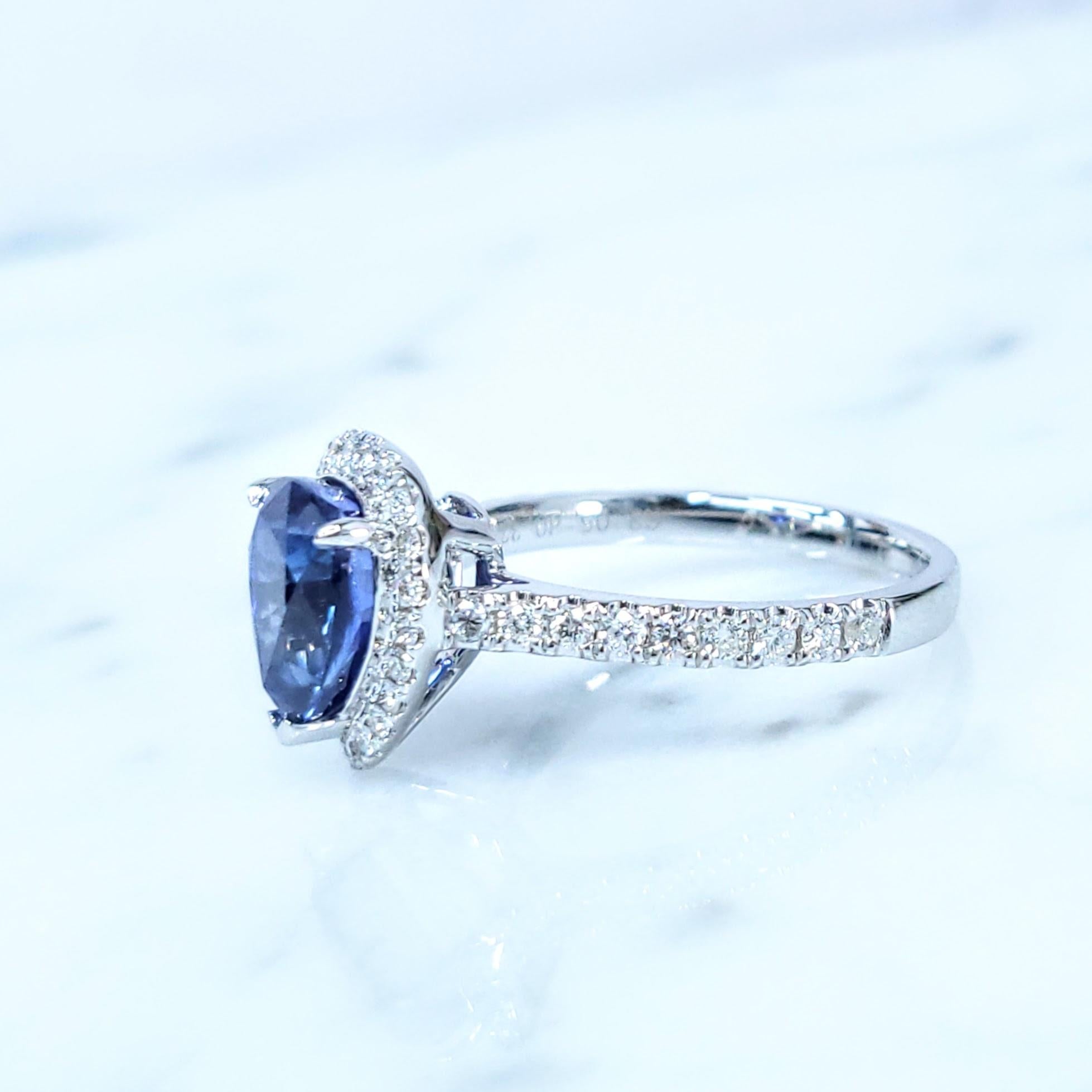 IGI-zertifizierter 3,05 Karat blauer Saphir & Diamantring aus 18 Karat Weißgold im Zustand „Neu“ im Angebot in KOWLOON, HK