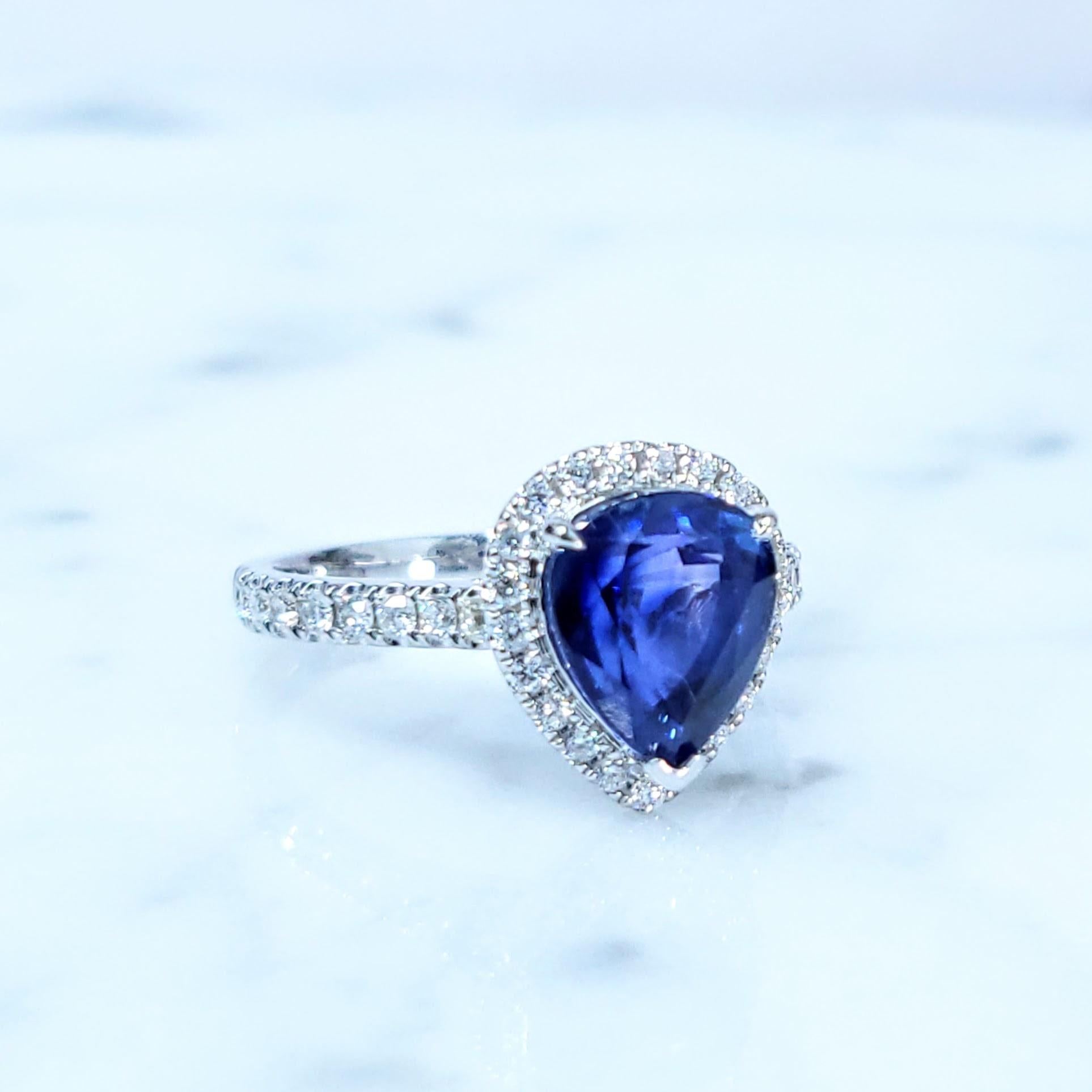 IGI-zertifizierter 3,05 Karat blauer Saphir & Diamantring aus 18 Karat Weißgold Damen im Angebot