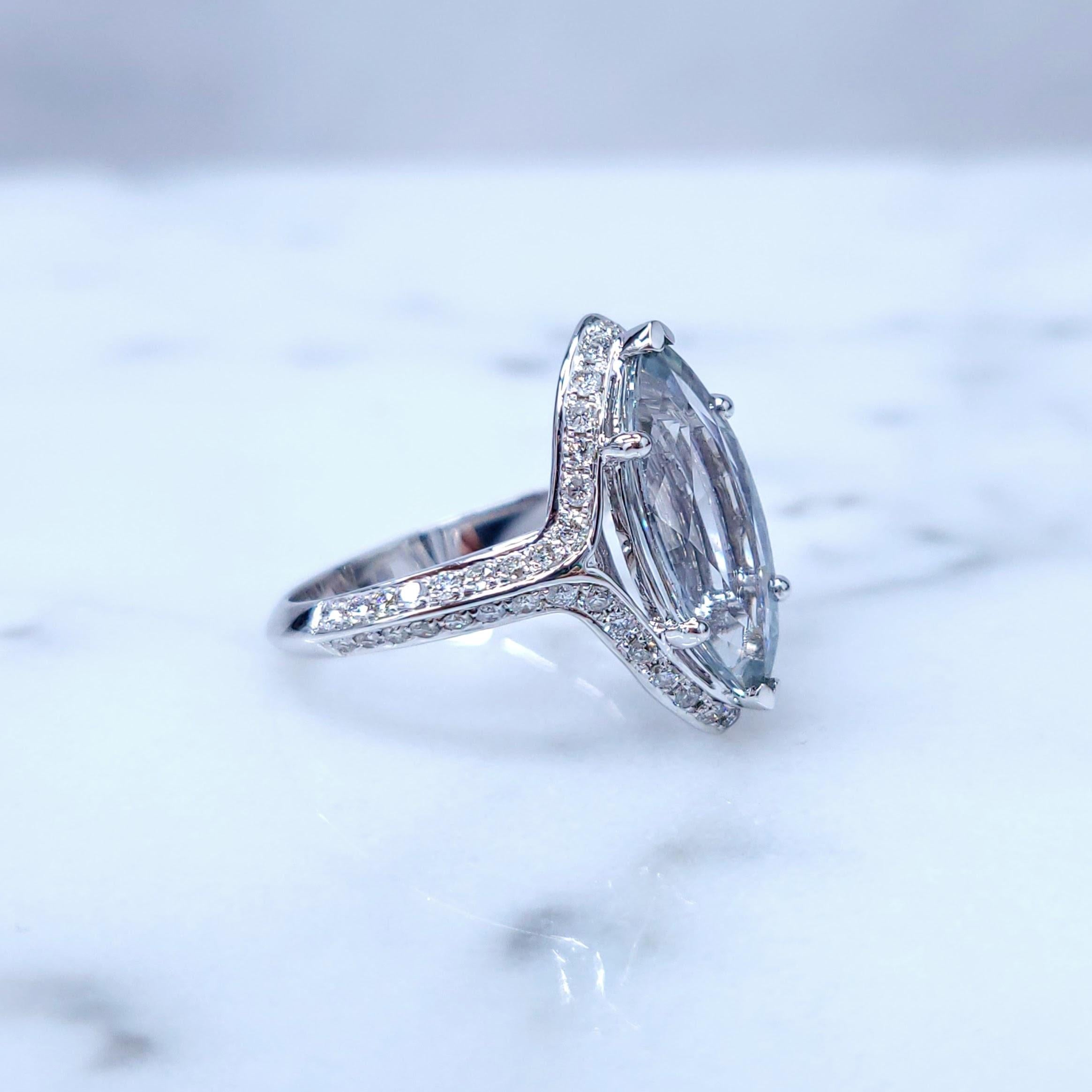 Modern IGI Certified 3.05 Carat No heat Green Sapphire & Diamond Ring 18K White Gold For Sale