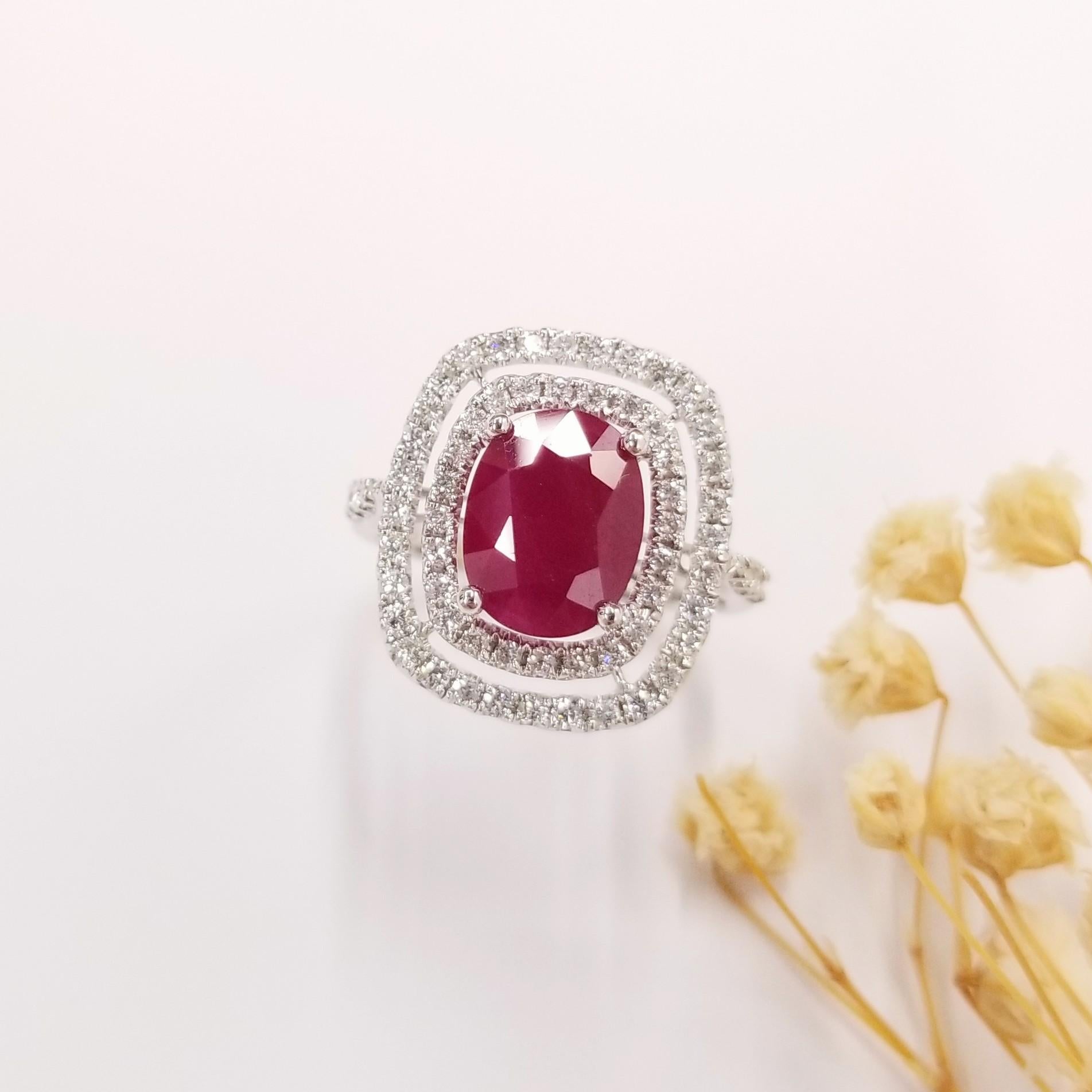 IGI Certified 3.05Carat Ruby & Diamond Ring in 18K White Gold In New Condition For Sale In KOWLOON, HK