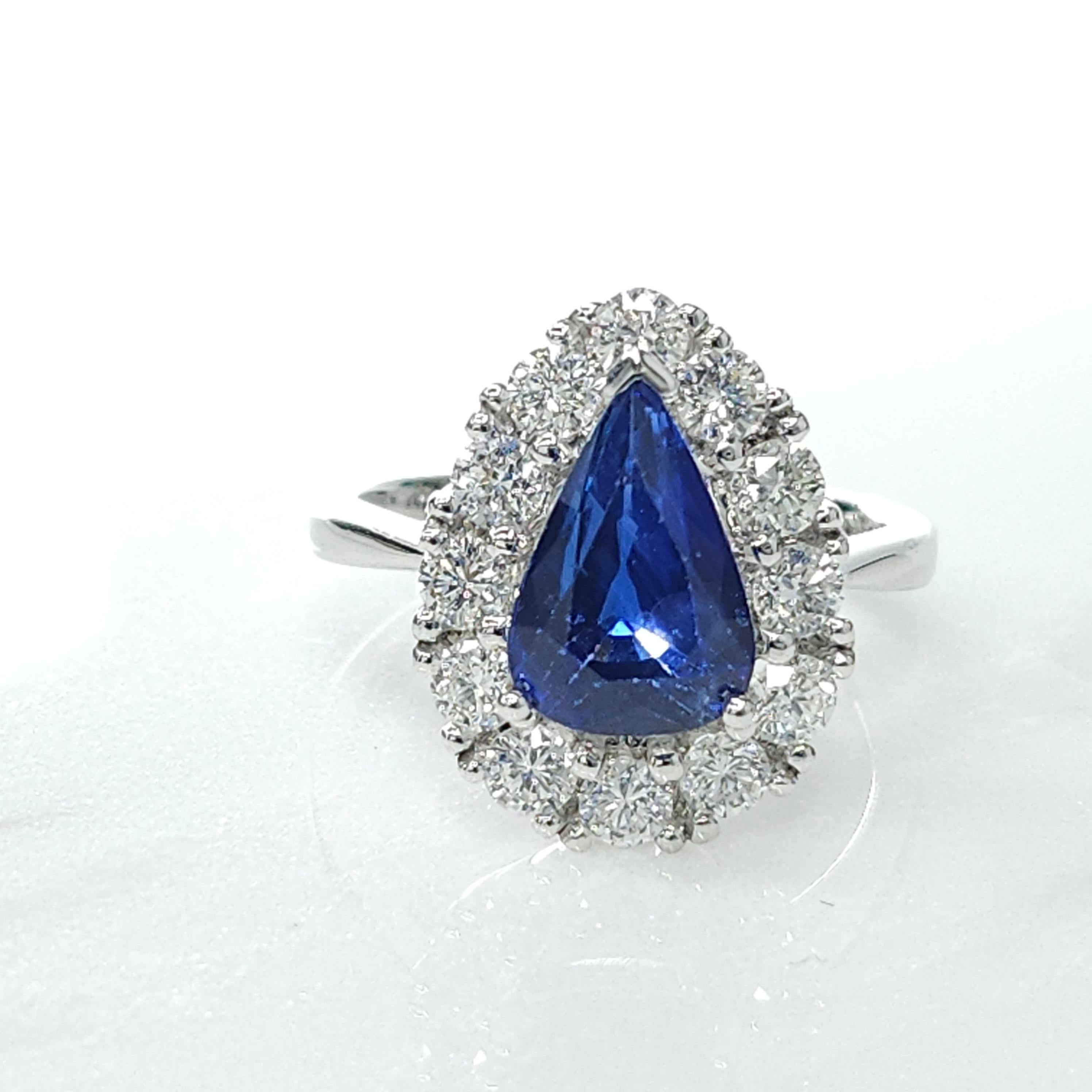 Women's or Men's IGI Certified 3.08 Carat Blue Sapphire & Diamond Ring in 18K White Gold For Sale