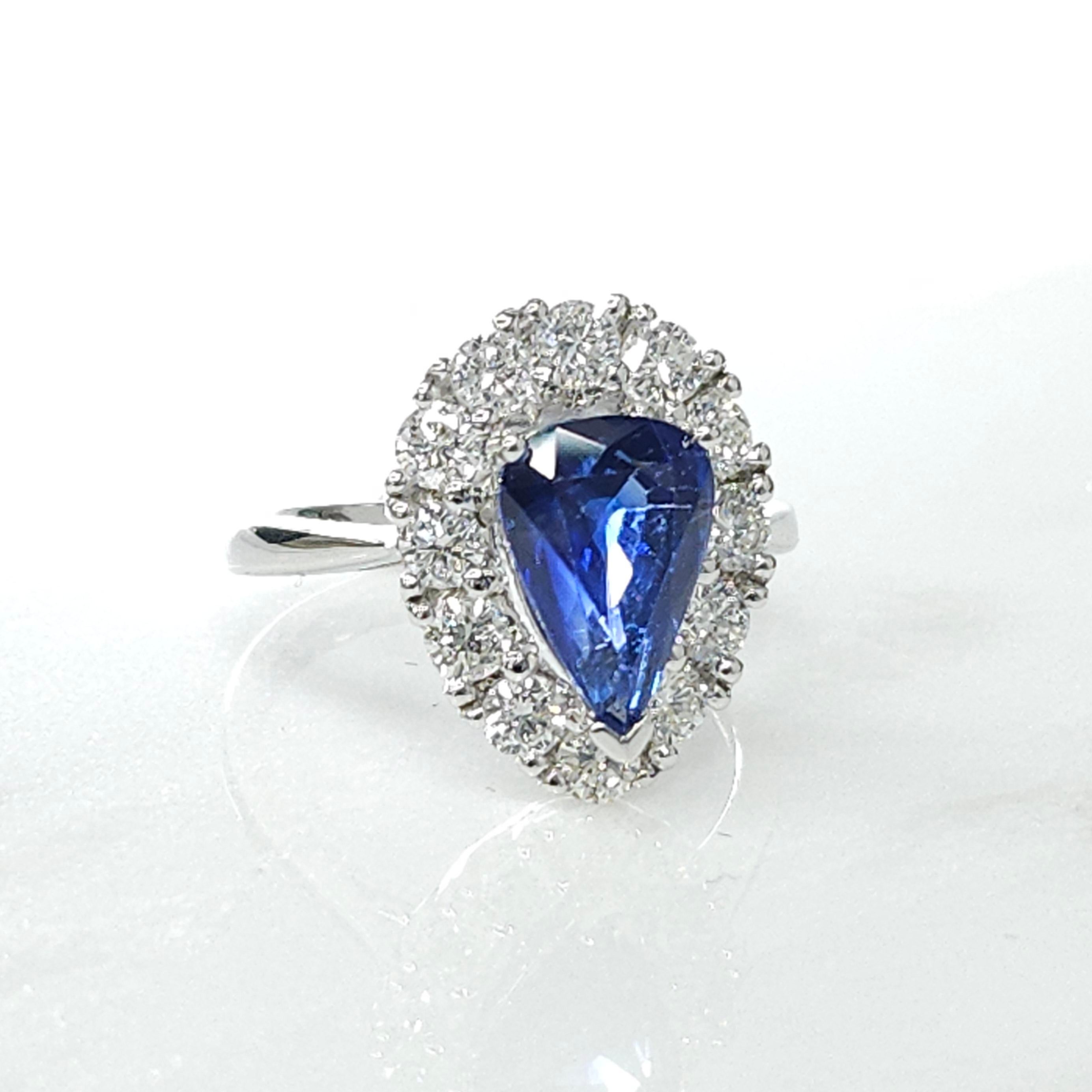 IGI Certified 3.08 Carat Blue Sapphire & Diamond Ring in 18K White Gold In New Condition For Sale In KOWLOON, HK