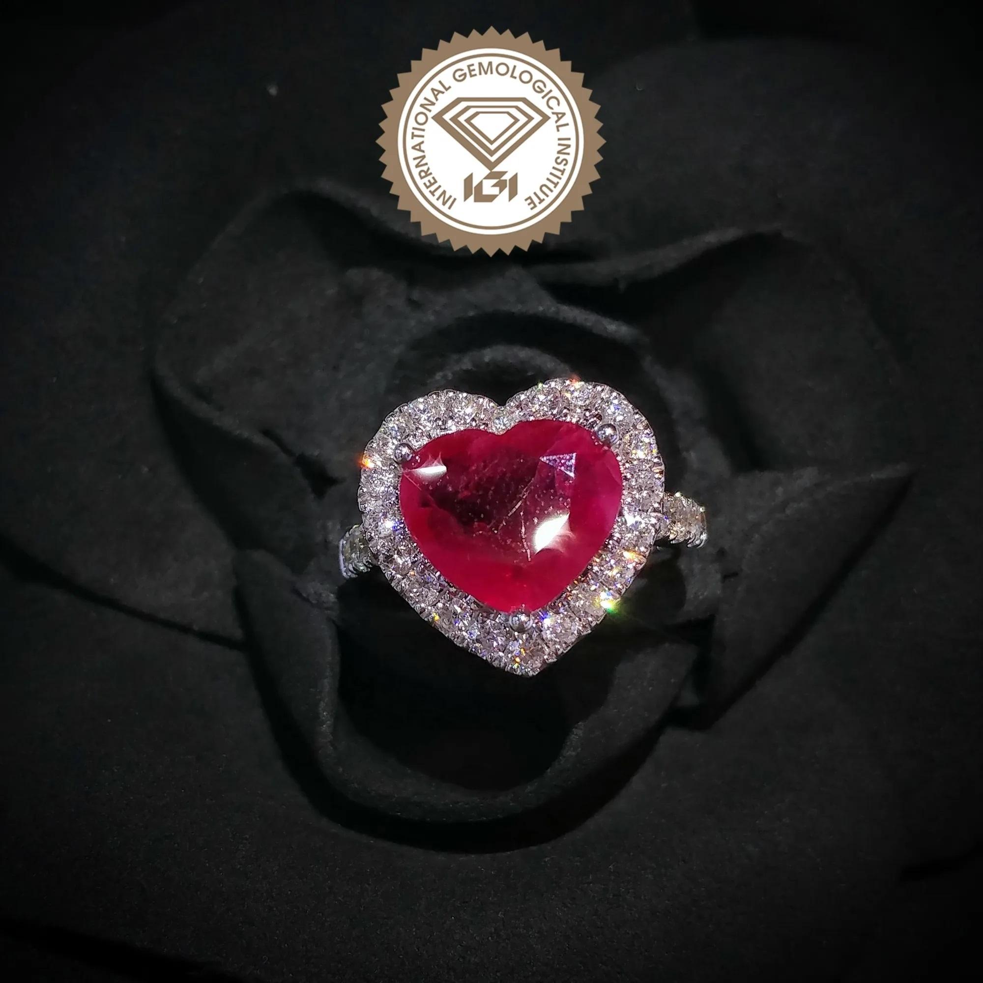 IGI Certified 3.08 Carat  Burma Ruby & Diamond Ring in 18K White Gold In New Condition For Sale In KOWLOON, HK
